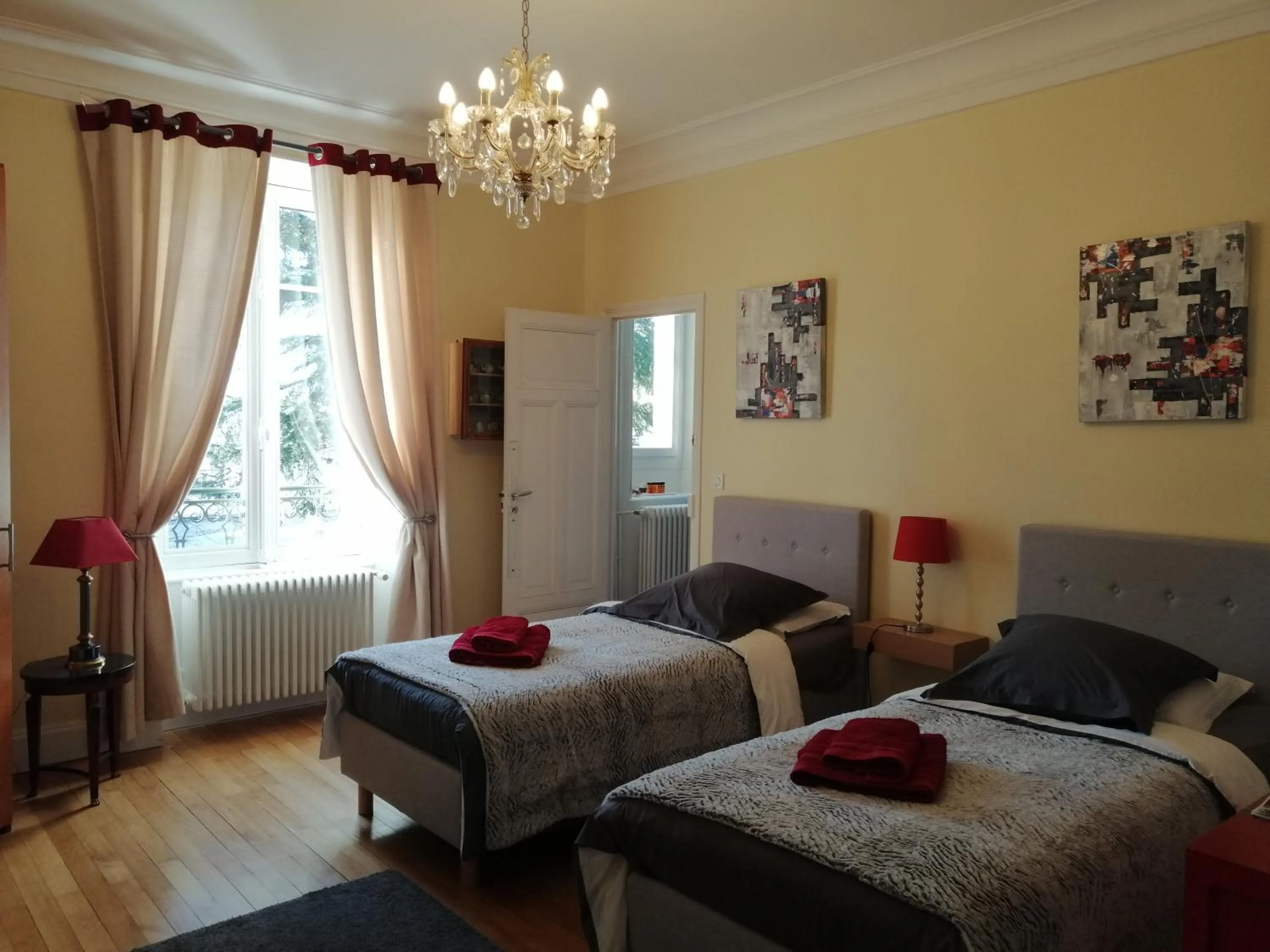 Bed in Chambres d'Hôtes de luxe Côté Parc-Côté Jardin avec parking privé gratuit