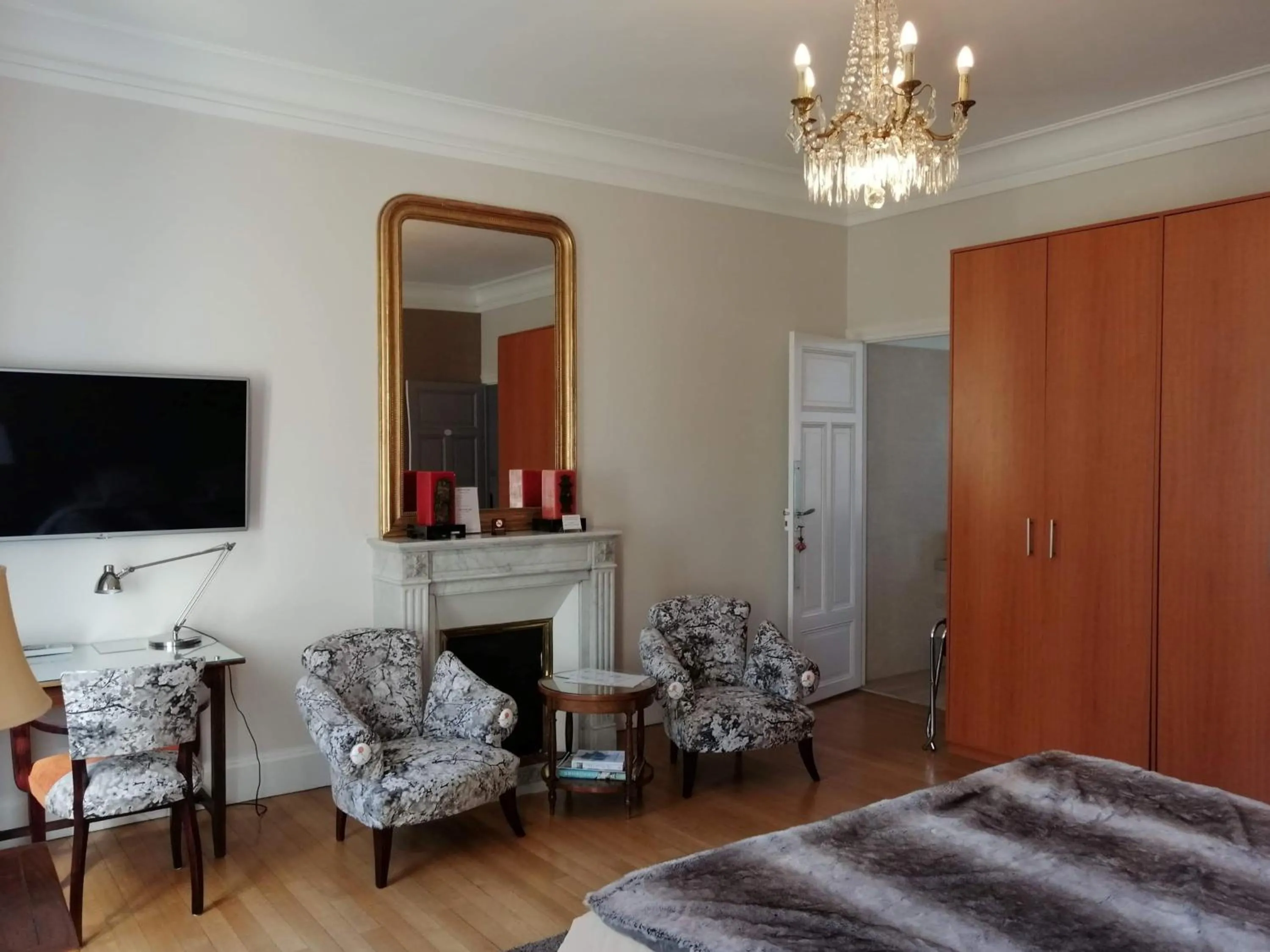 Bed in Chambres d'Hôtes de luxe Côté Parc-Côté Jardin avec parking privé gratuit