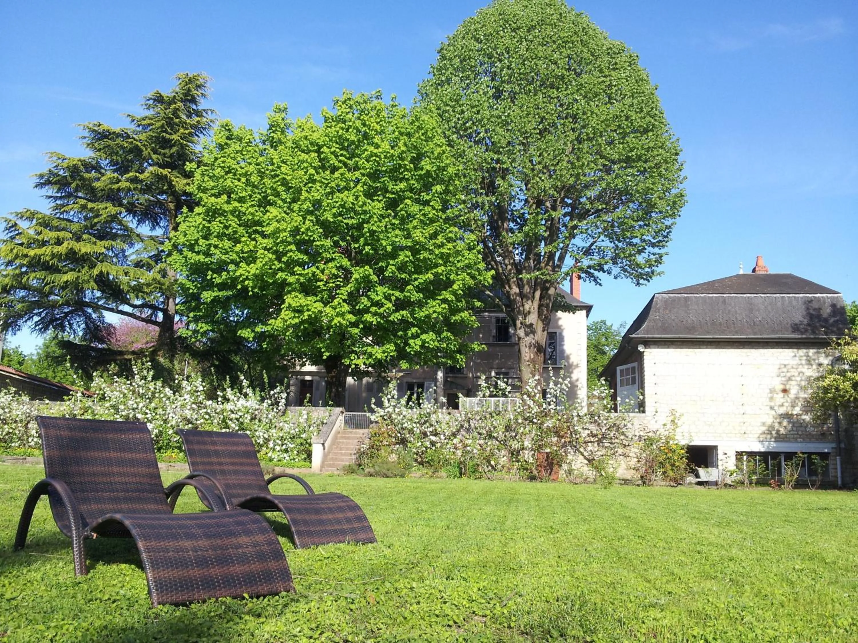 Garden in Chambres d'Hôtes de luxe Côté Parc-Côté Jardin avec parking privé gratuit