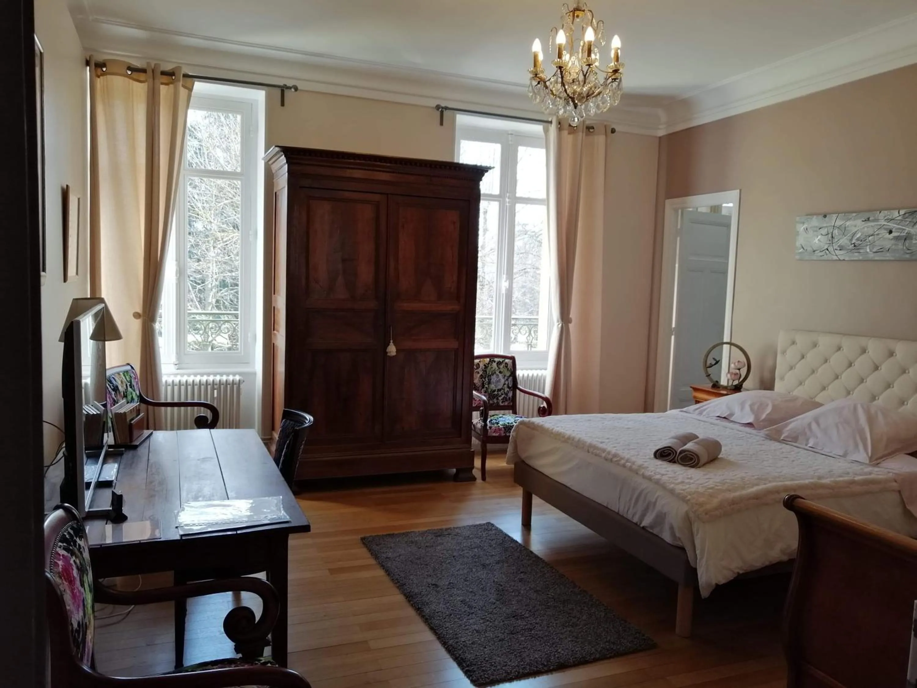 Bed in Chambres d'Hôtes de luxe Côté Parc-Côté Jardin avec parking privé gratuit