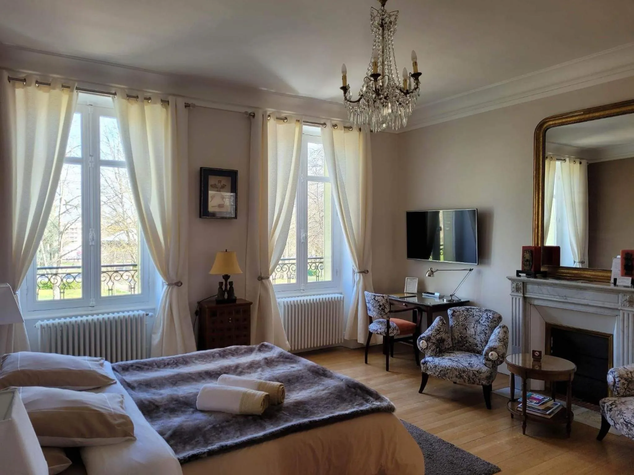 Chambres d'Hôtes de luxe Côté Parc-Côté Jardin avec parking privé gratuit