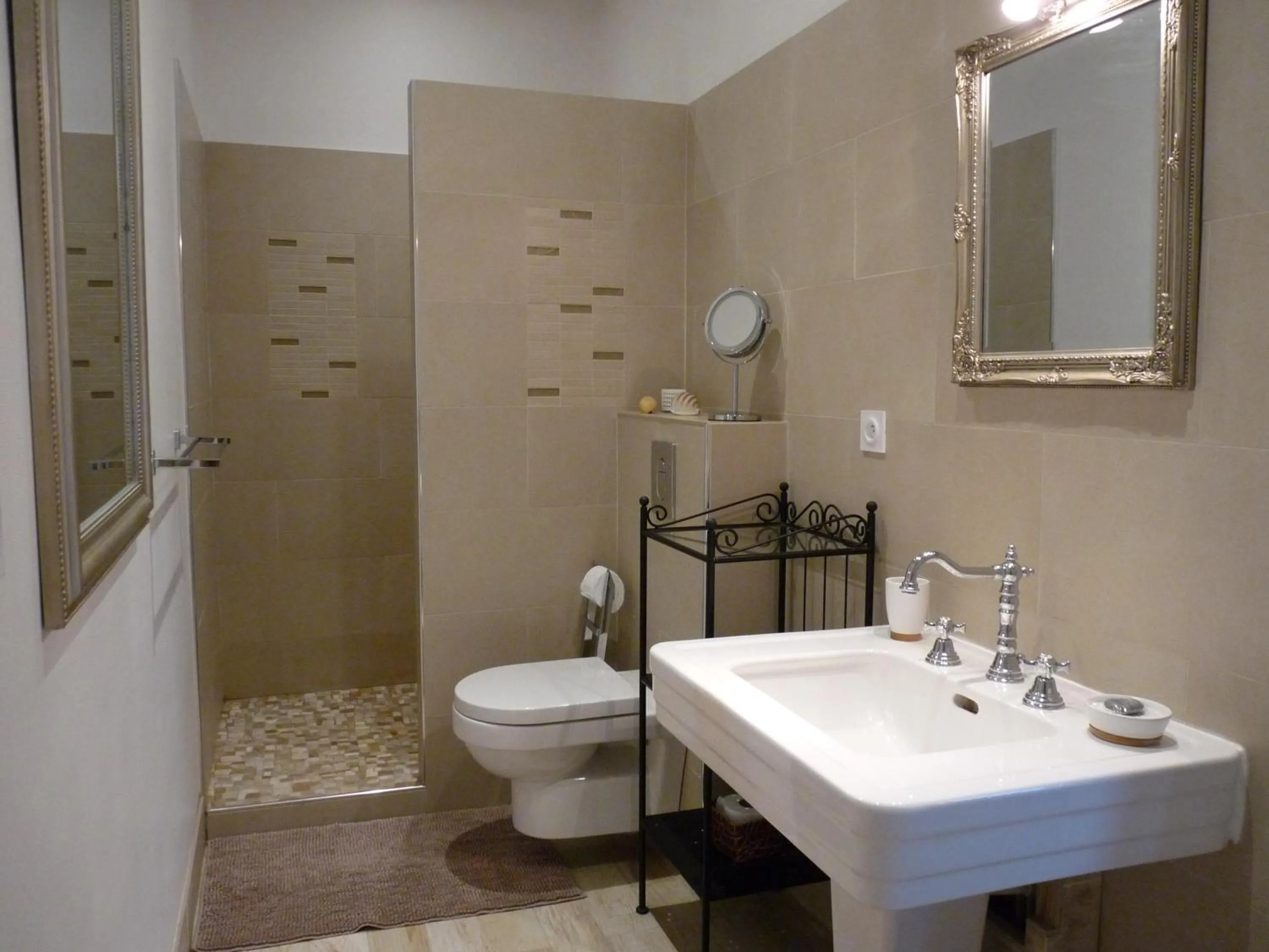 Bathroom in Chambres d'Hôtes de luxe Côté Parc-Côté Jardin avec parking privé gratuit