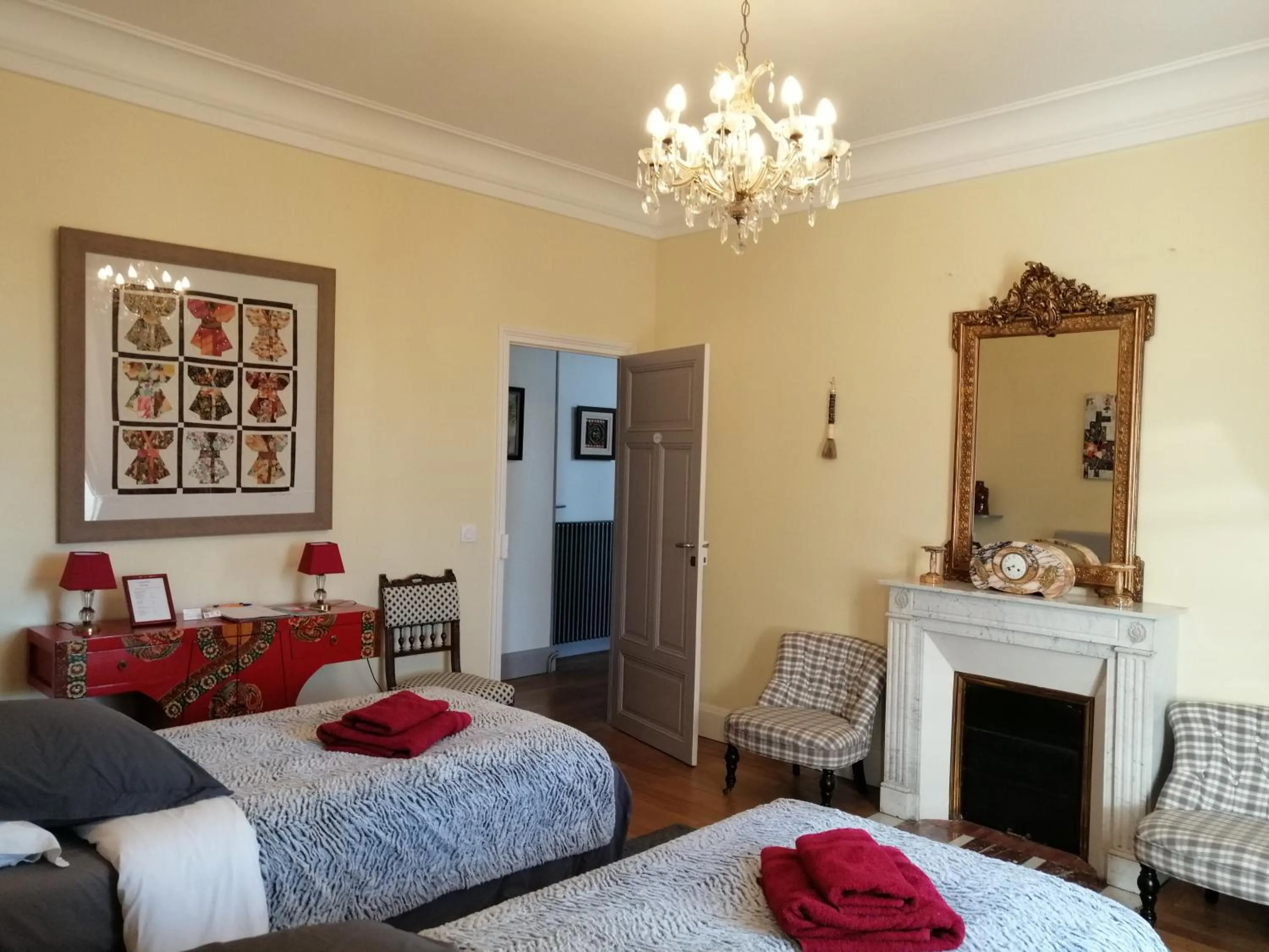 Bed in Chambres d'Hôtes de luxe Côté Parc-Côté Jardin avec parking privé gratuit