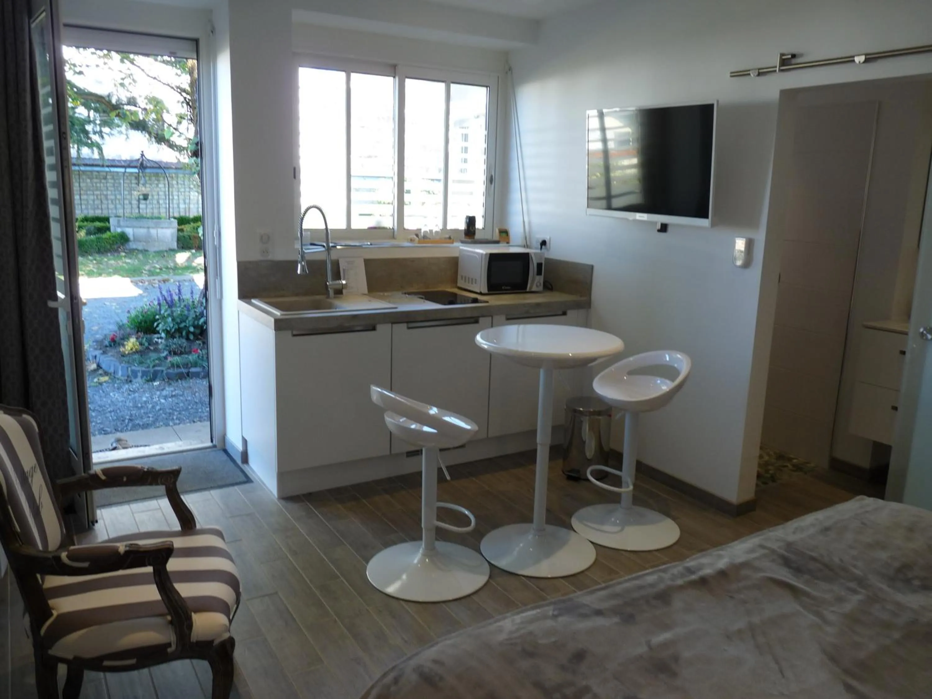 Photo of the whole room in Chambres d'Hôtes de luxe Côté Parc-Côté Jardin avec parking privé gratuit