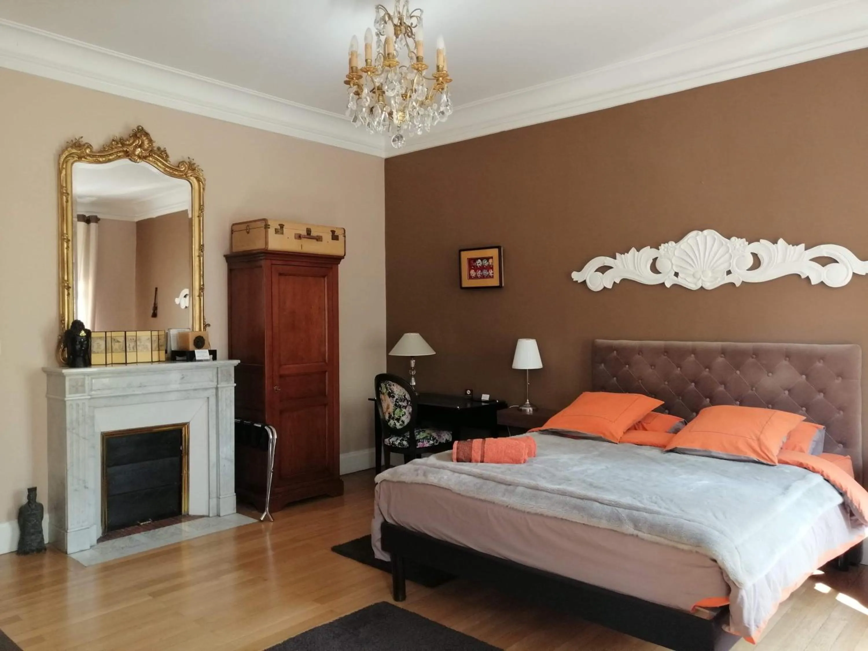 Bed in Chambres d'Hôtes de luxe Côté Parc-Côté Jardin avec parking privé gratuit