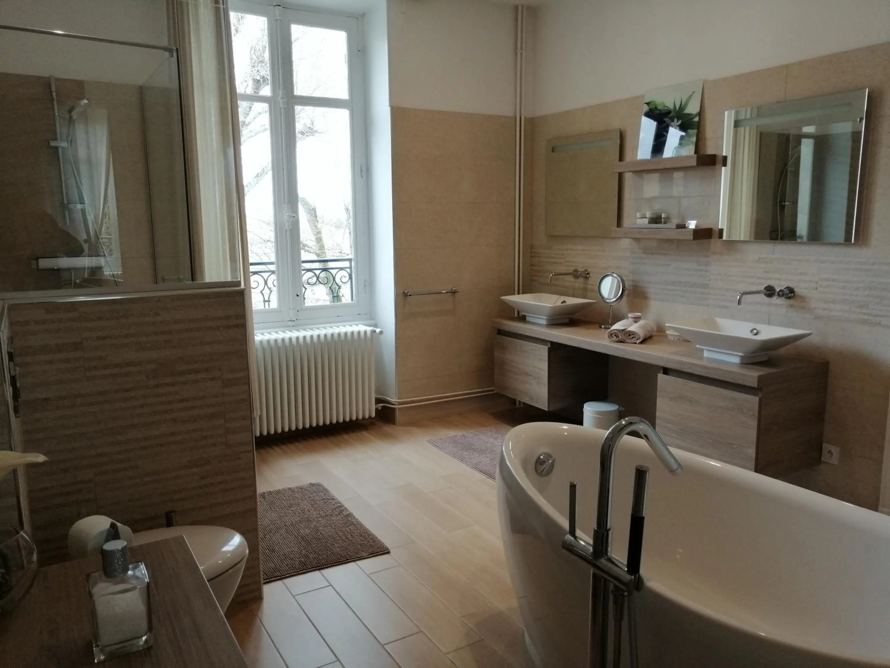 Bathroom in Chambres d'Hôtes de luxe Côté Parc-Côté Jardin avec parking privé gratuit