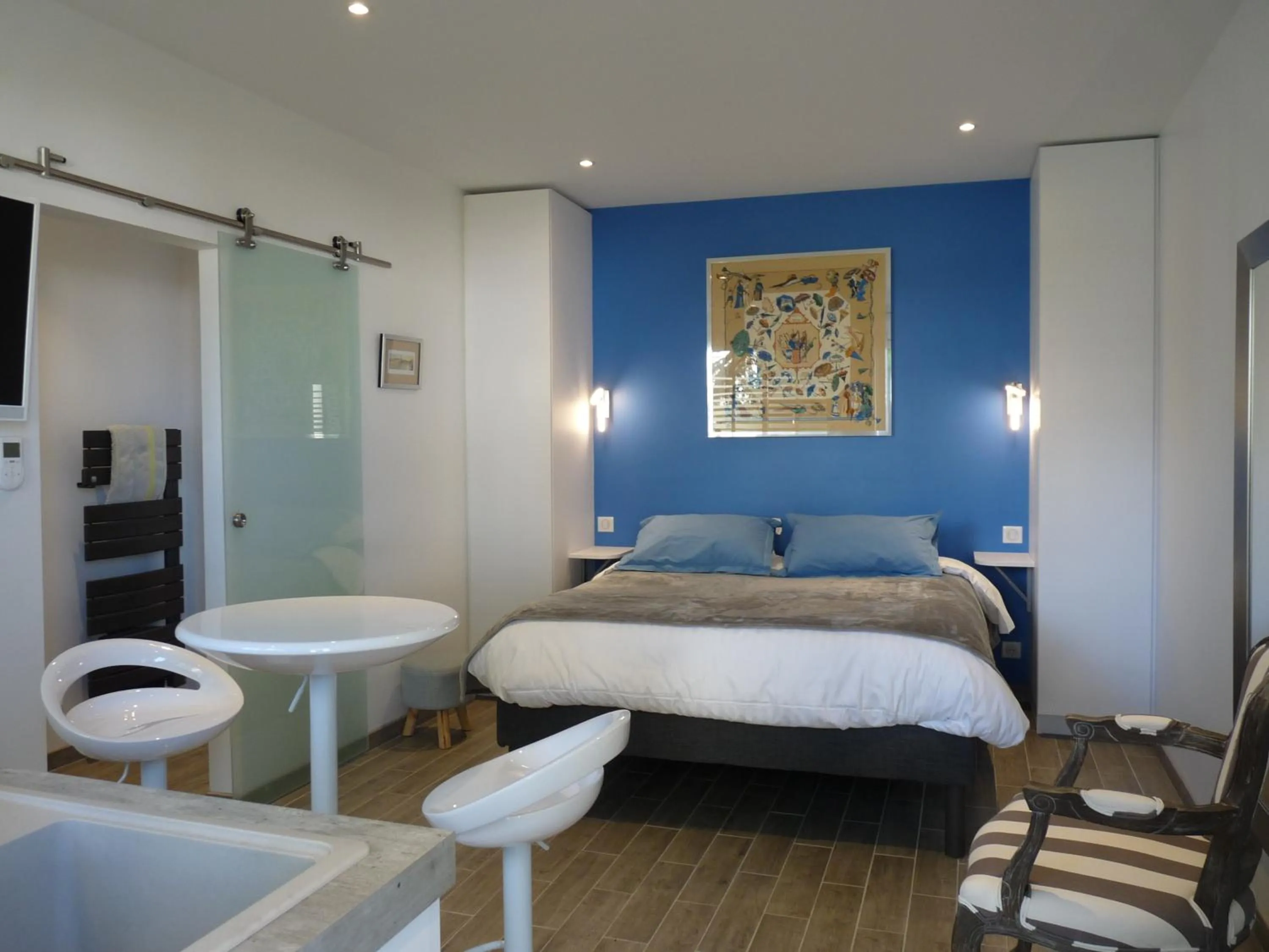 Photo of the whole room, Bed in Chambres d'Hôtes de luxe Côté Parc-Côté Jardin avec parking privé gratuit