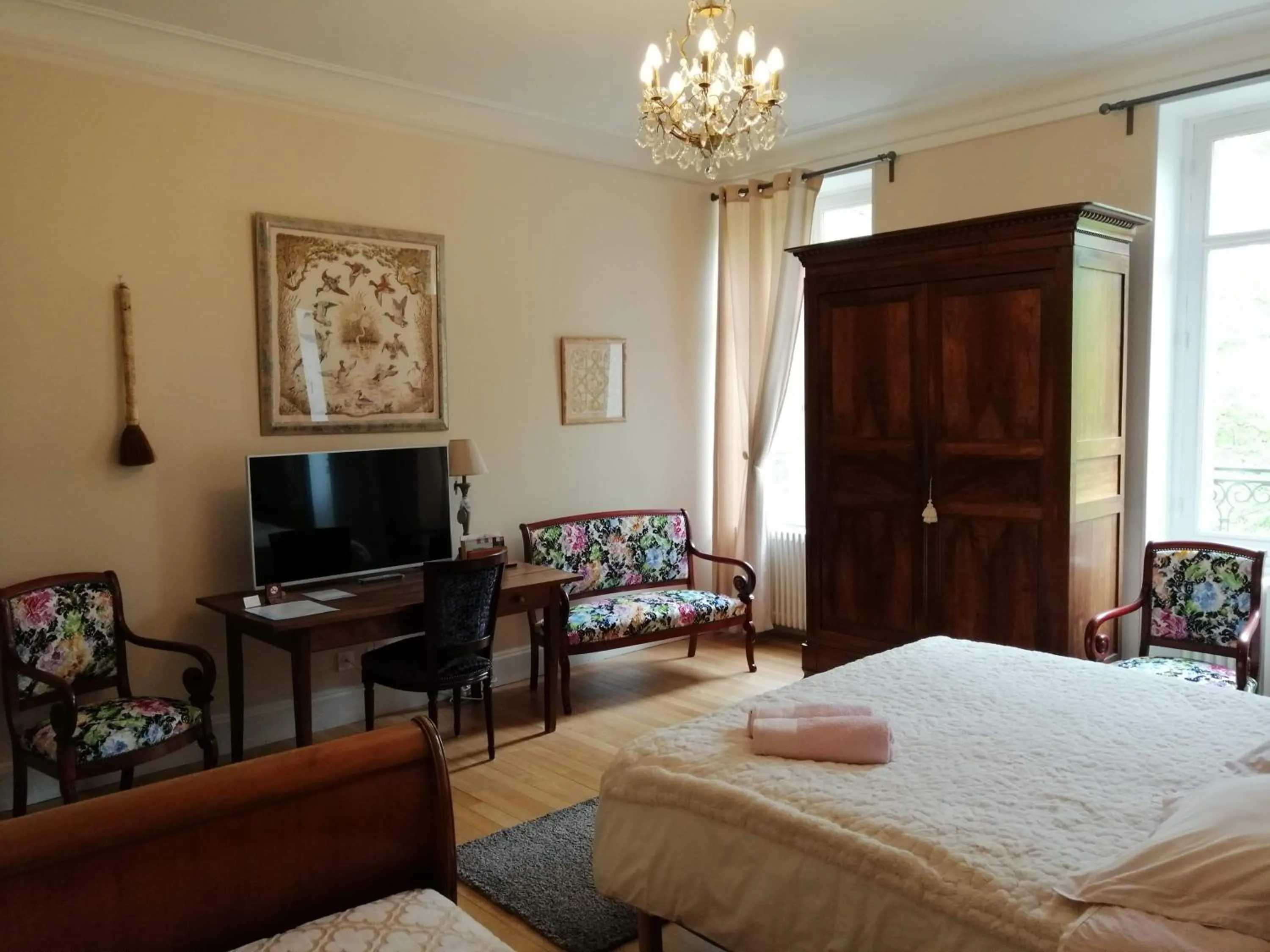 Bed in Chambres d'Hôtes de luxe Côté Parc-Côté Jardin avec parking privé gratuit