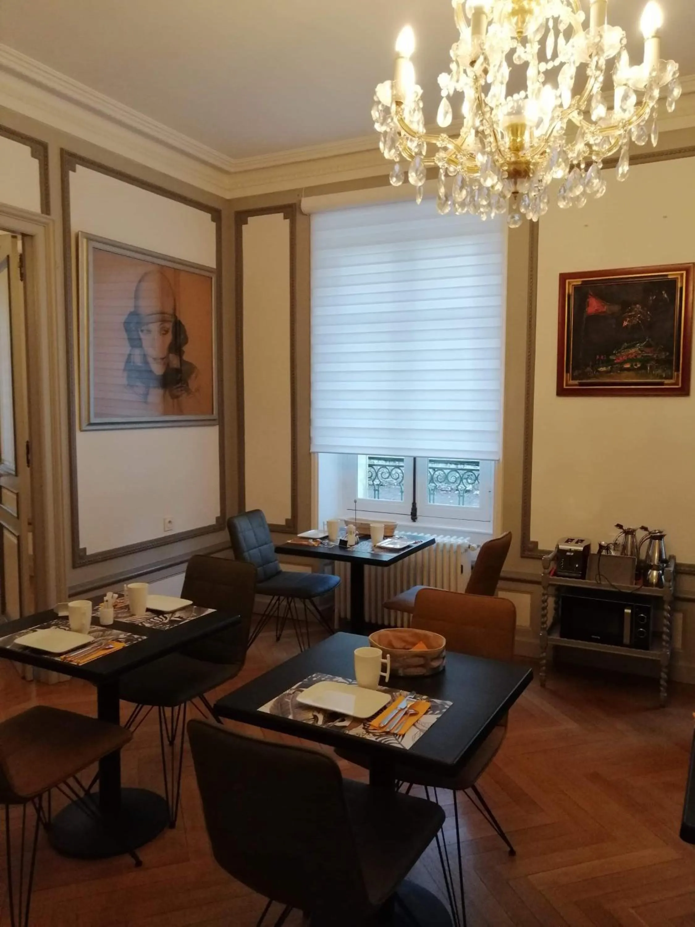 Breakfast in Chambres d'Hôtes de luxe Côté Parc-Côté Jardin avec parking privé gratuit