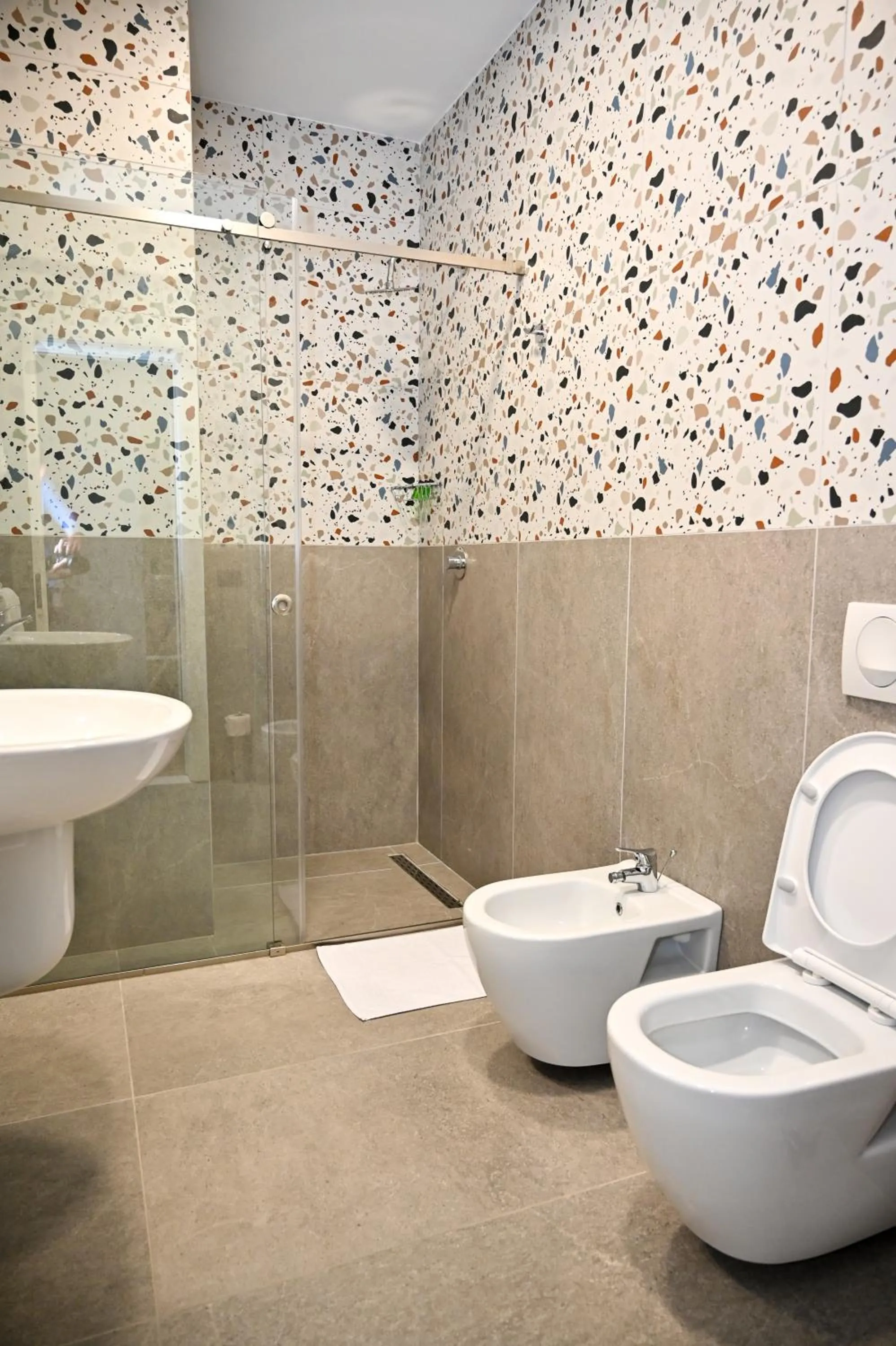 Shower in Hotel Vino