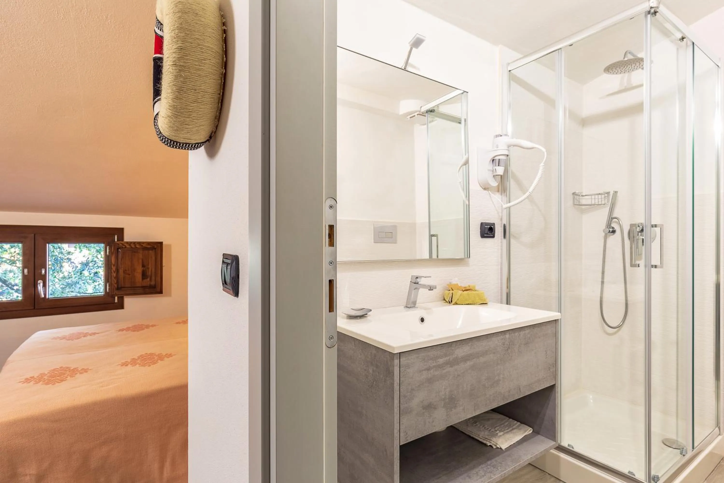 Bathroom, Bed in Hotel Santa Maria