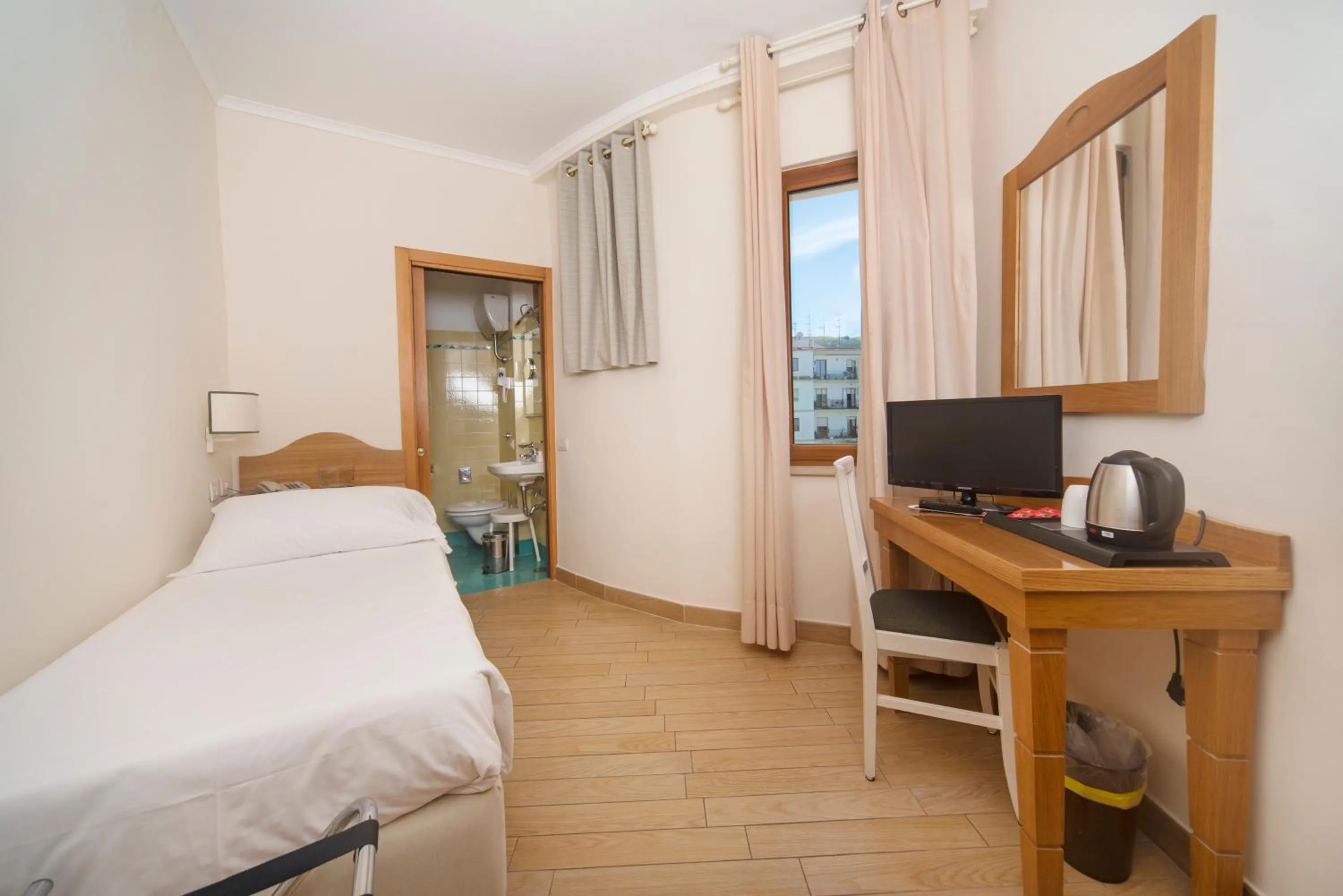 Bedroom, Bed in Hotel Tourist