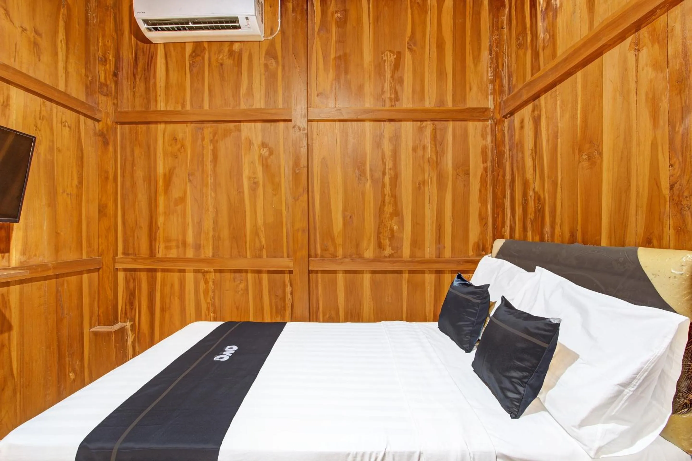 Bedroom, Bed in Collection O 91629 Ndalem Abhirama