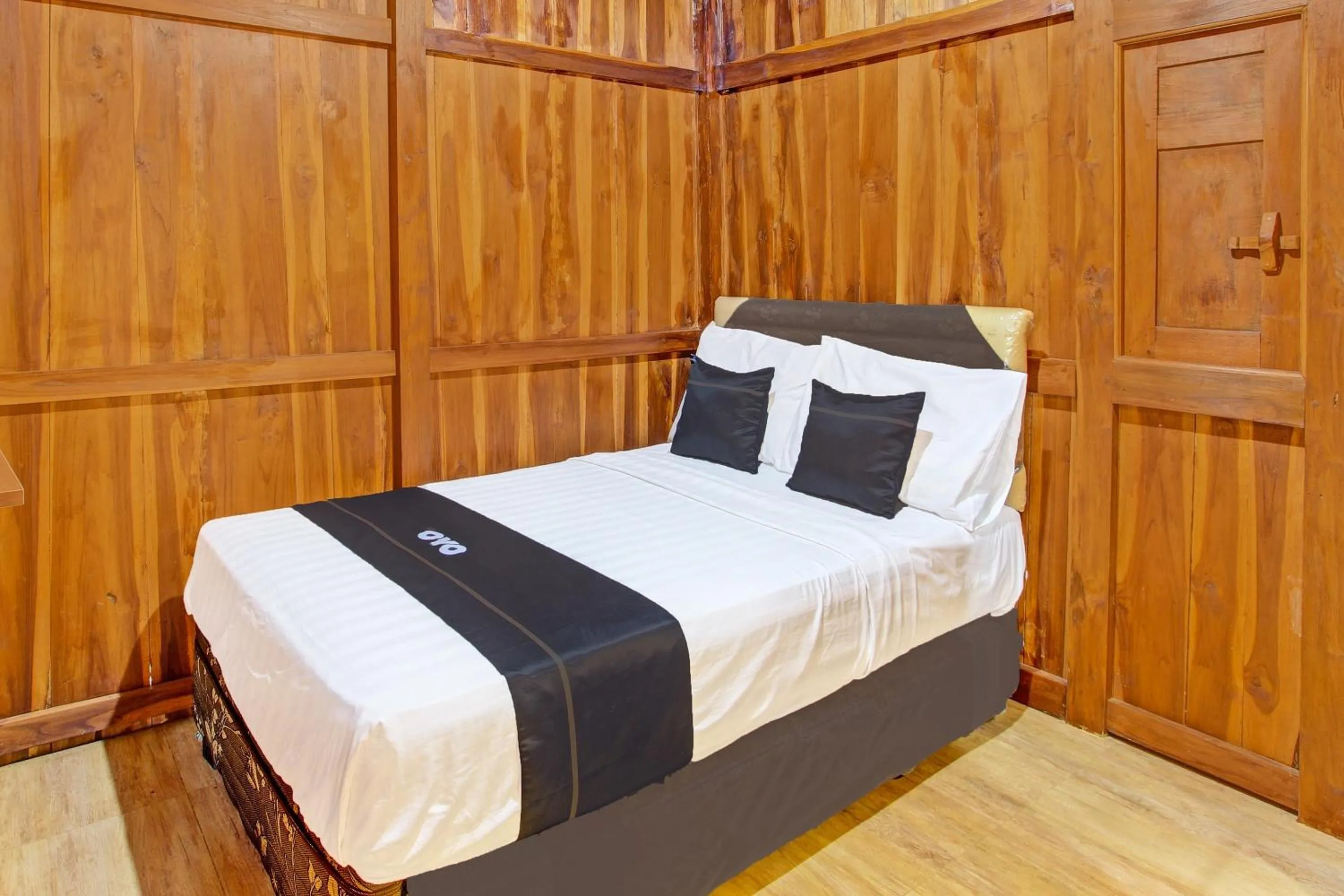 Bedroom, Bed in Collection O 91629 Ndalem Abhirama