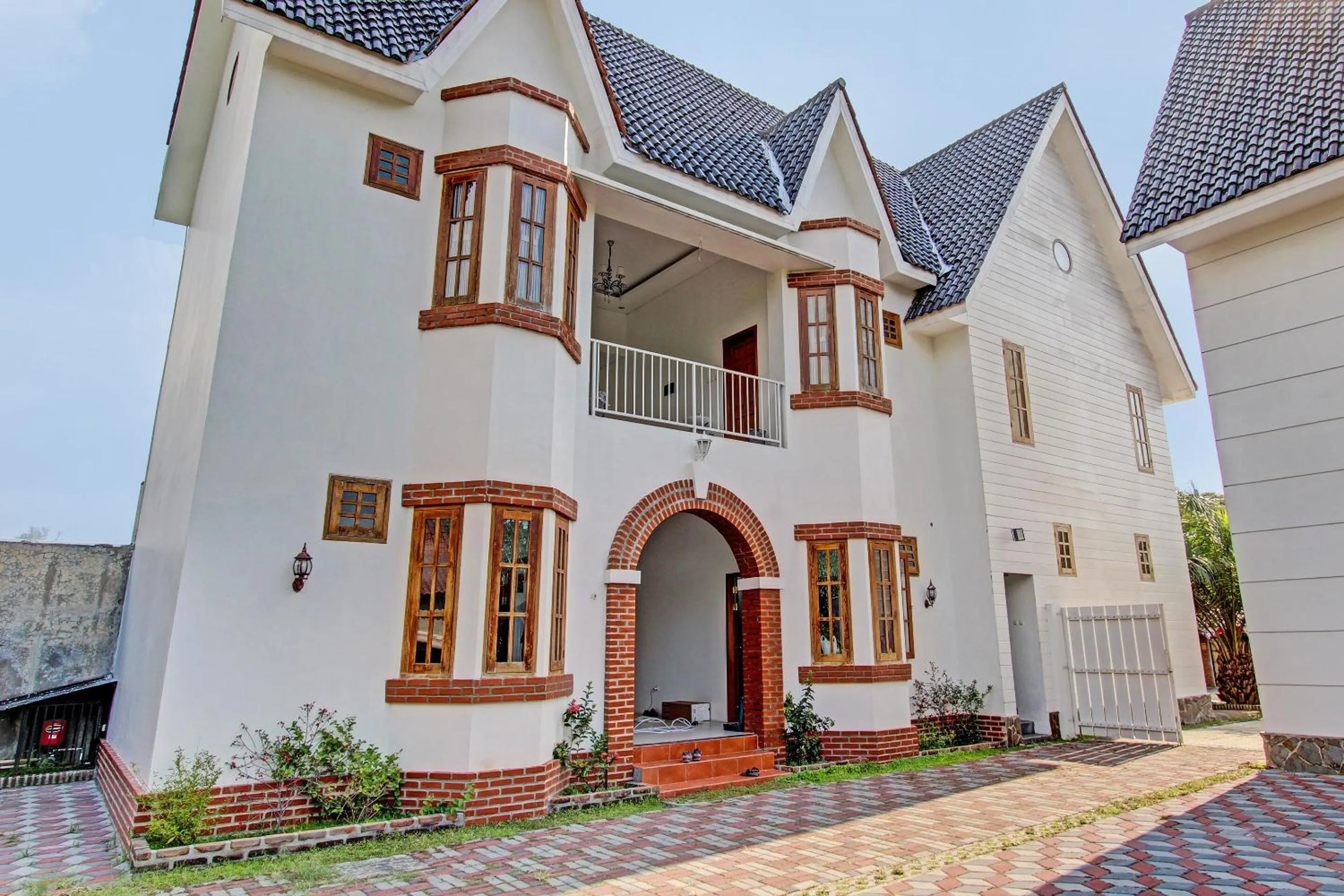 Facade/entrance in Collection O 91629 Ndalem Abhirama