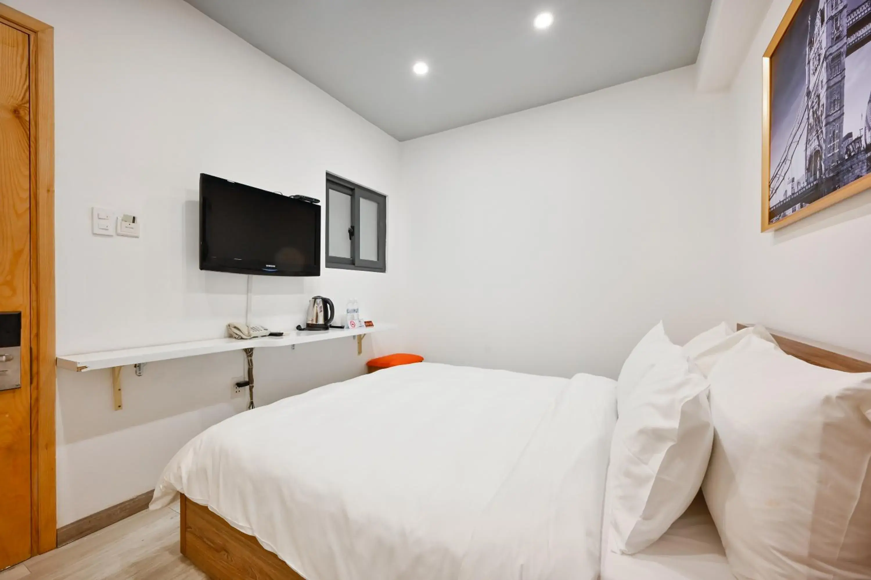 Superior Twin Room with complimentary daily snack in The Noble Swan Hotel Saigon Superior Twin Room with complimentary daily snack in The Noble Swan Hotel Saigon