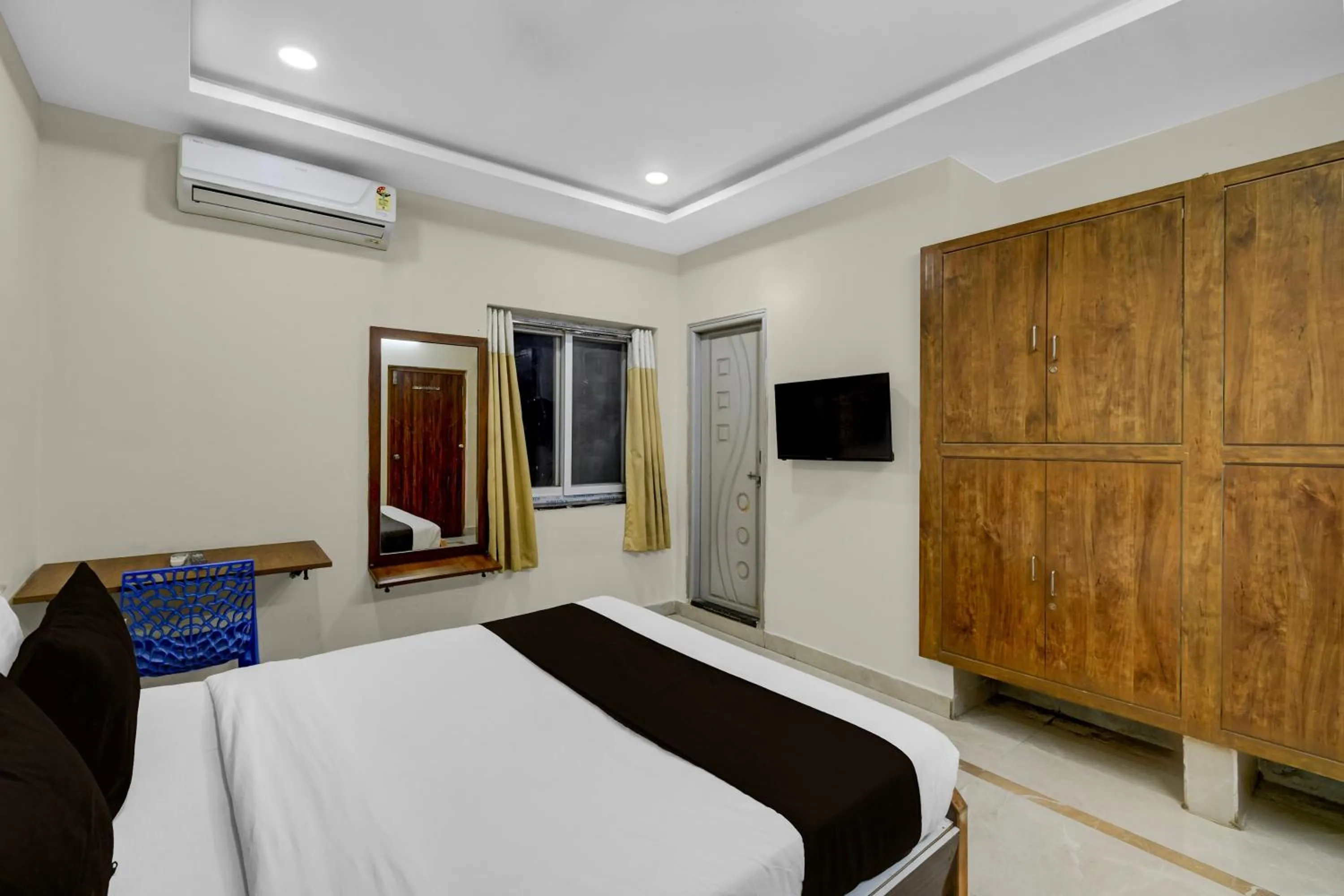 Bedroom, Bed in Super Townhouse Financial District Gachibowli Formerly Srinika Inn