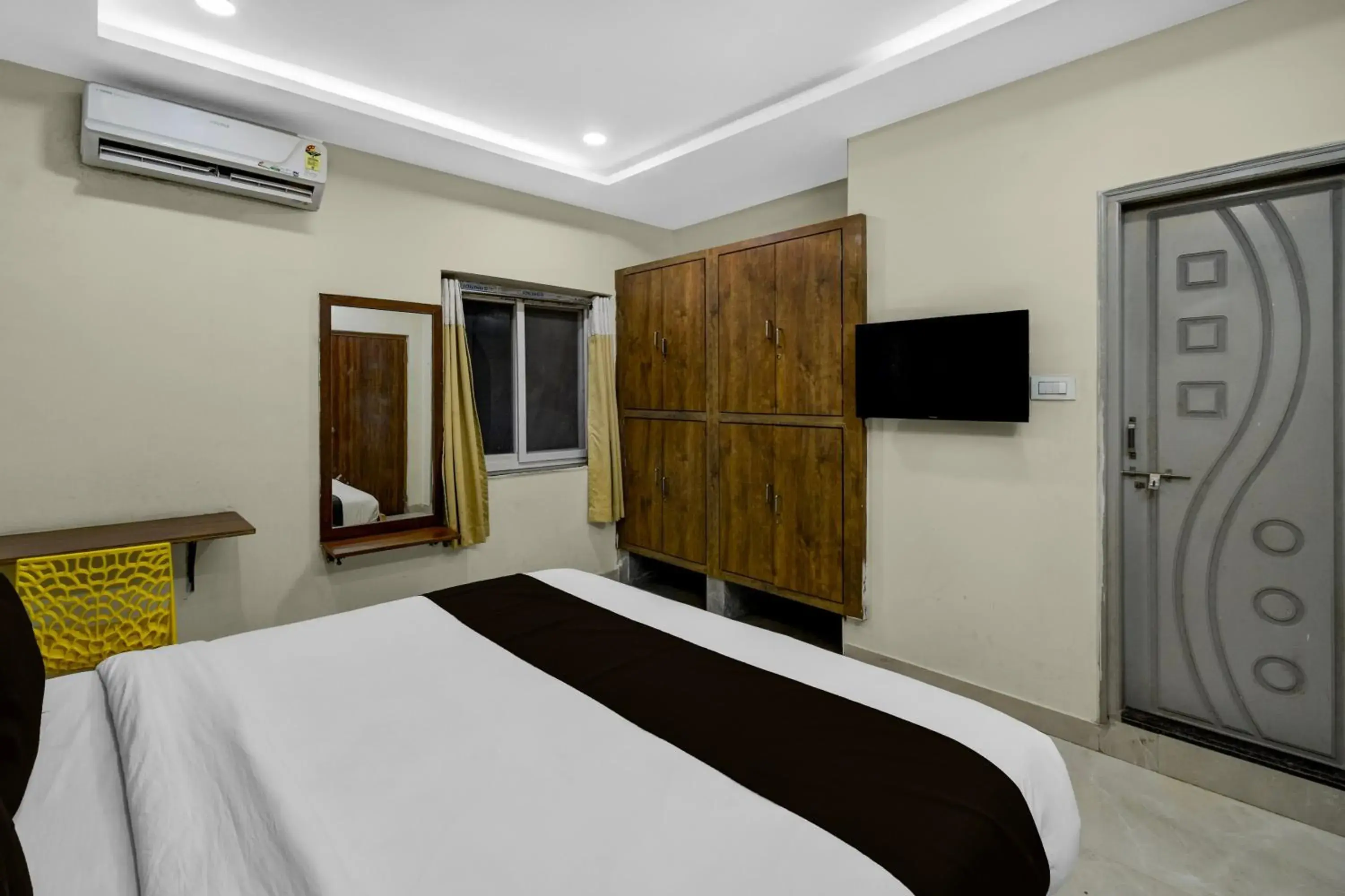 Bedroom, Bed in Super Townhouse Financial District Gachibowli Formerly Srinika Inn Bedroom, Bed in Super Townhouse Financial District Gachibowli Formerly Srinika Inn