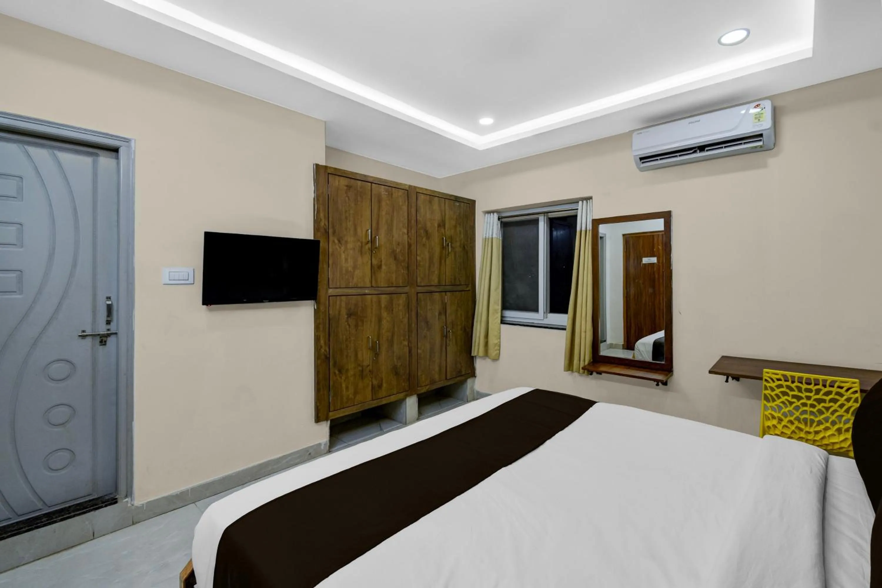 Bedroom, Bed in Super Townhouse Financial District Gachibowli Formerly Srinika Inn
