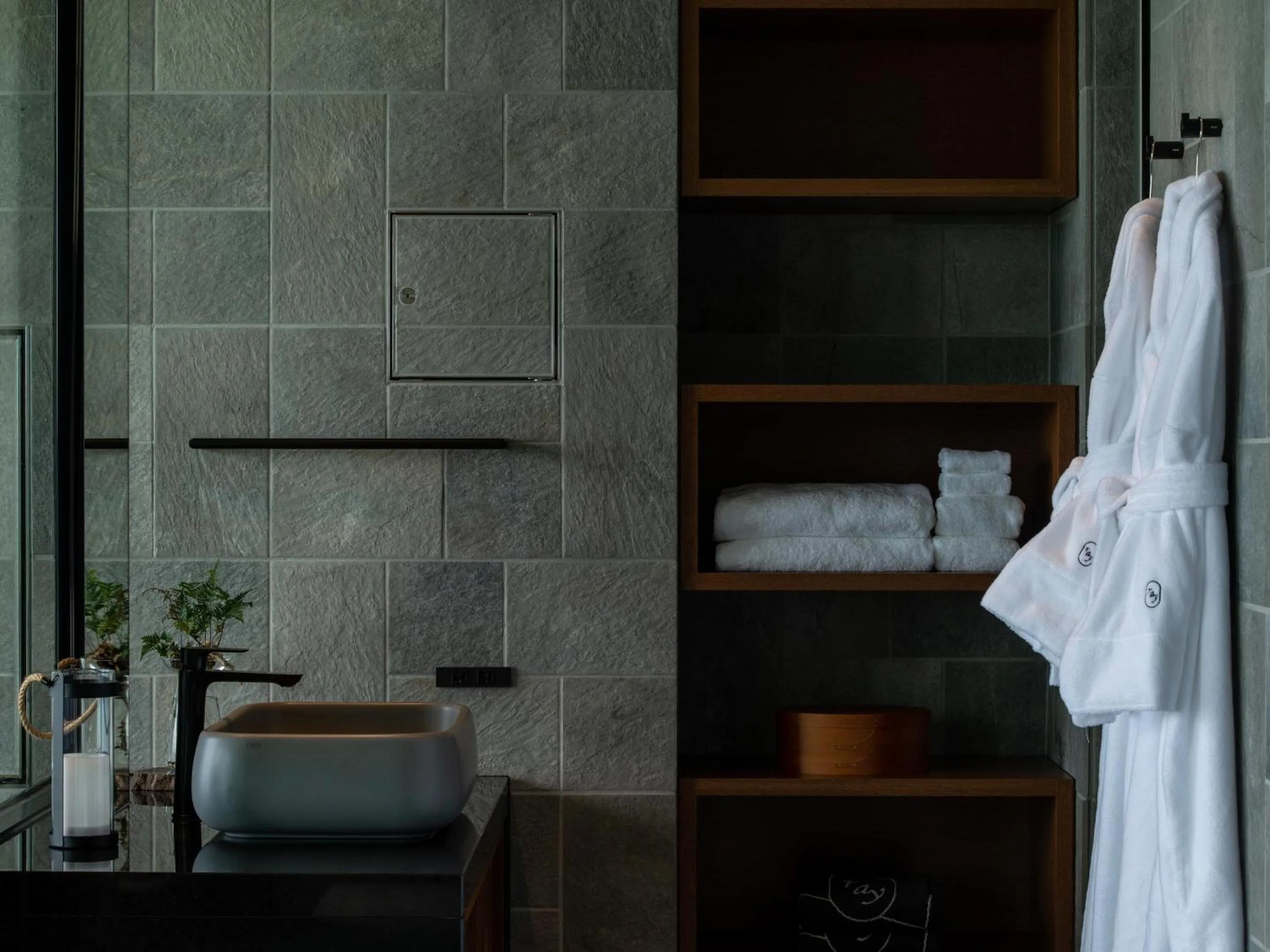 Photo of the whole room in GOTO RETREAT by Onko Chishin