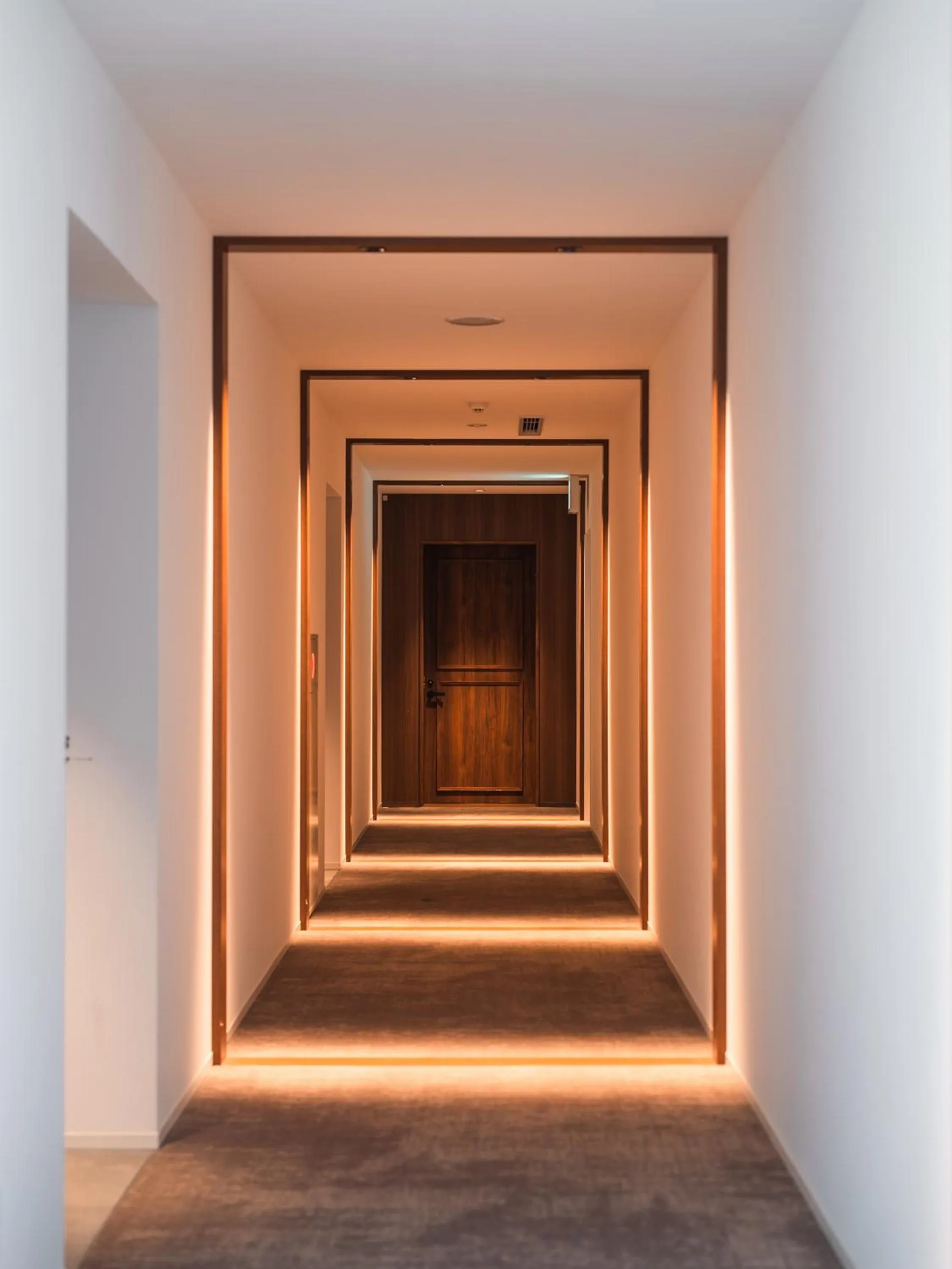 Lobby or reception in GOTO RETREAT by Onko Chishin