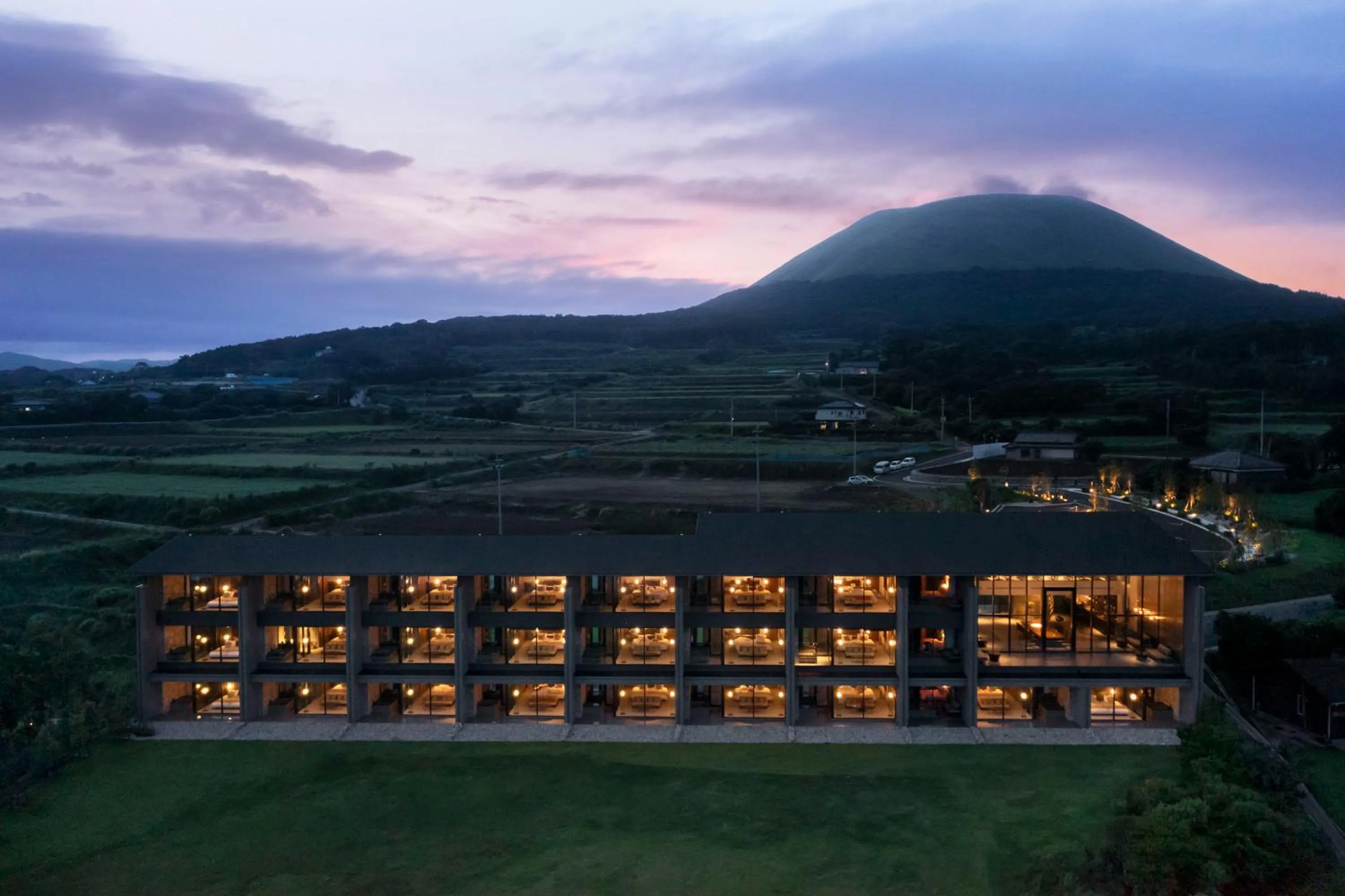 Property building in GOTO RETREAT by Onko Chishin
