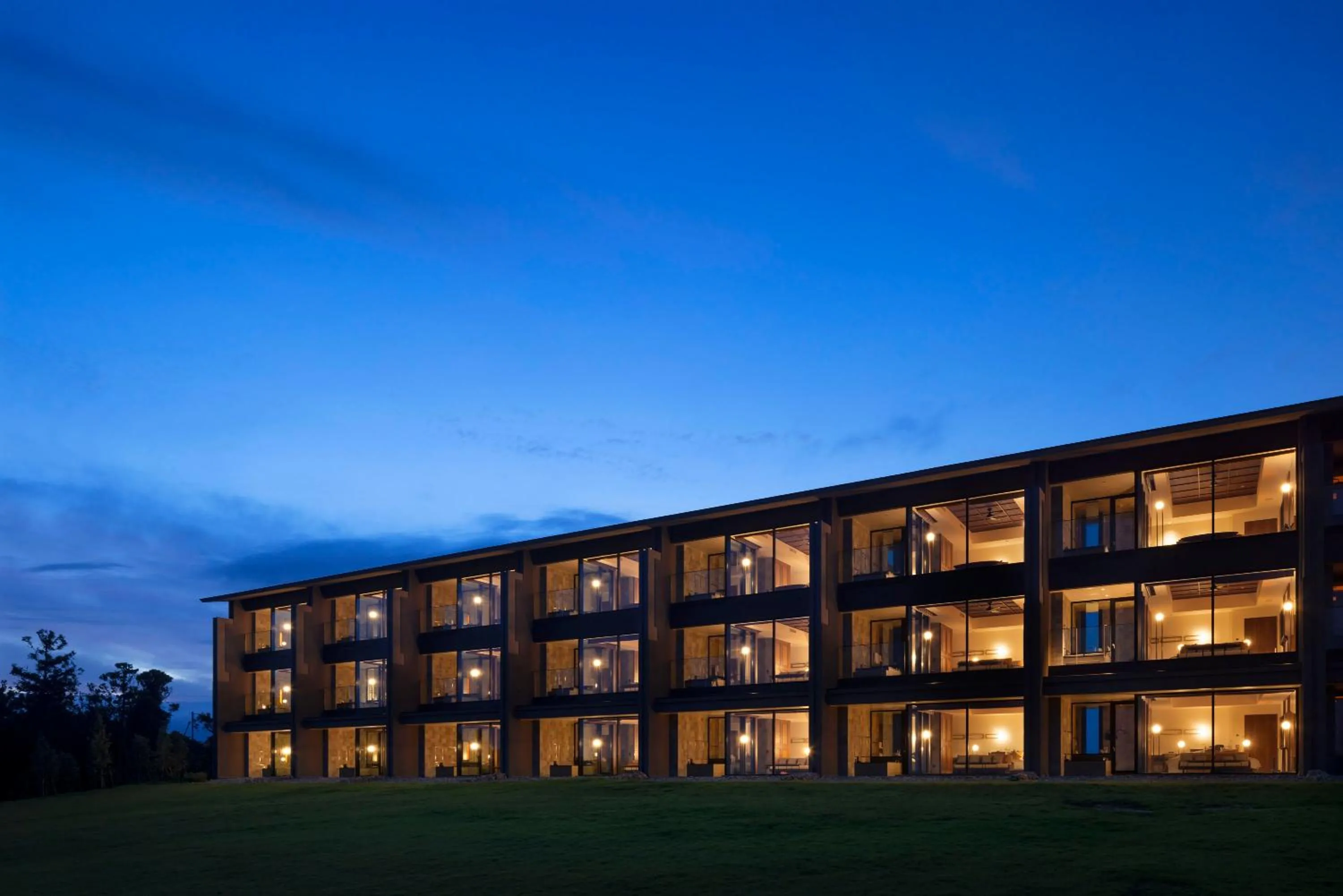 Property building in GOTO RETREAT by Onko Chishin