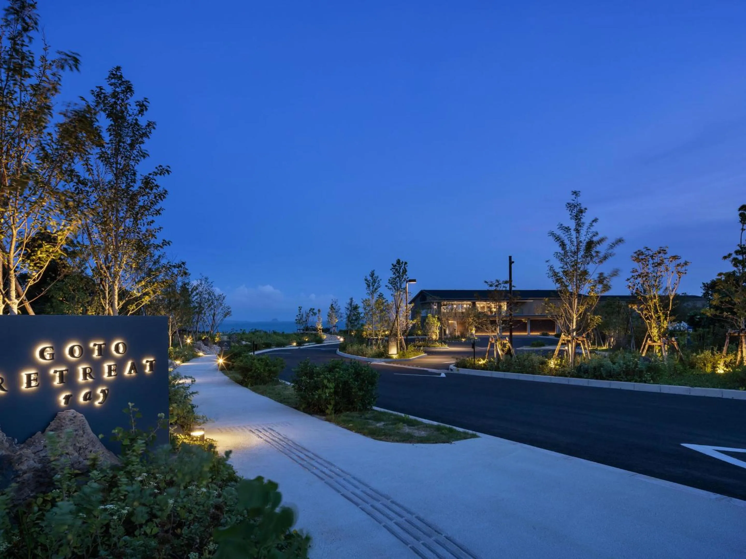 Facade/entrance in GOTO RETREAT by Onko Chishin