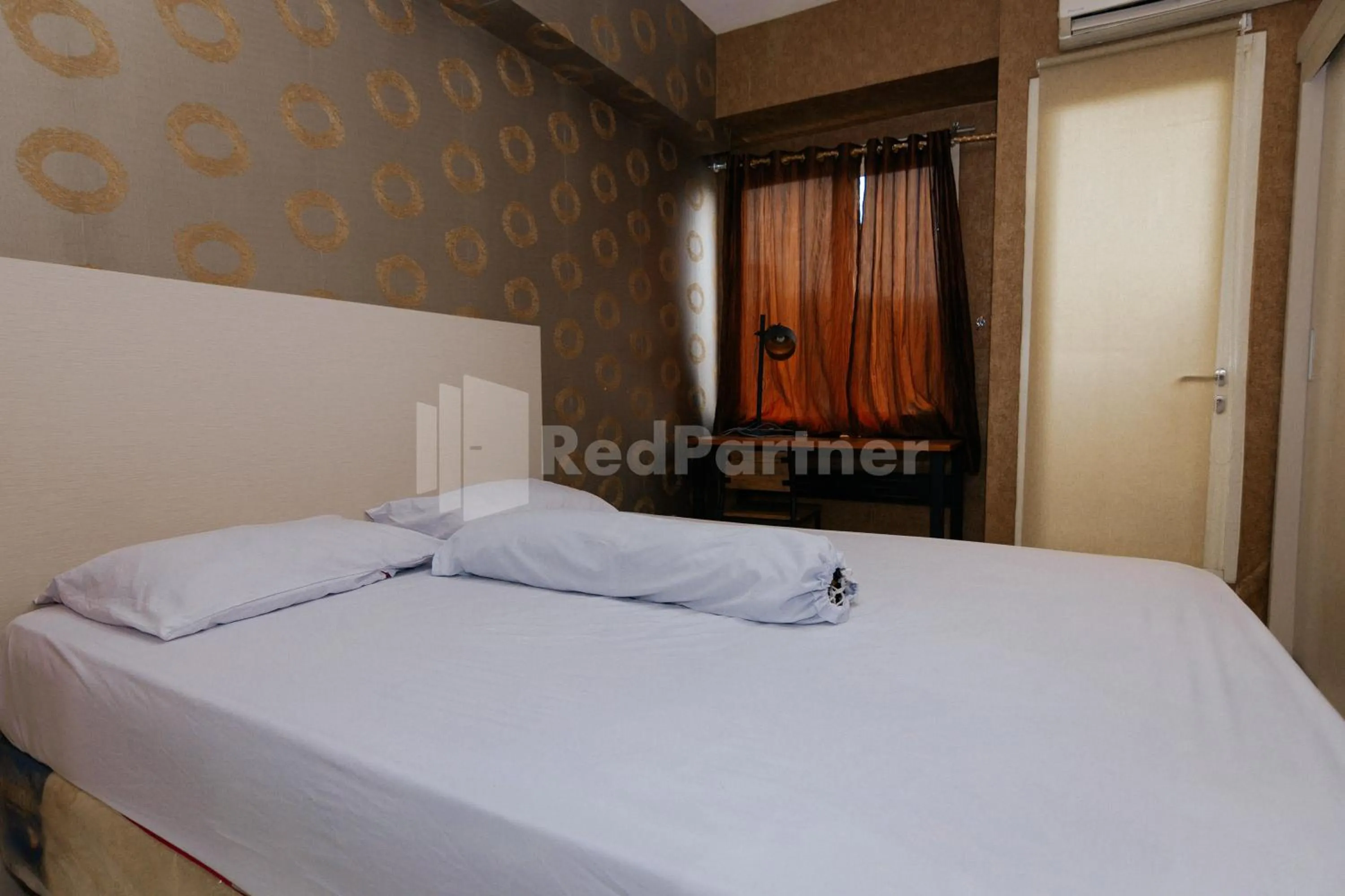 Bedroom, Bed in RedLiving Apartemen Podomoro Golf View - Queen Room Tower Dahoma