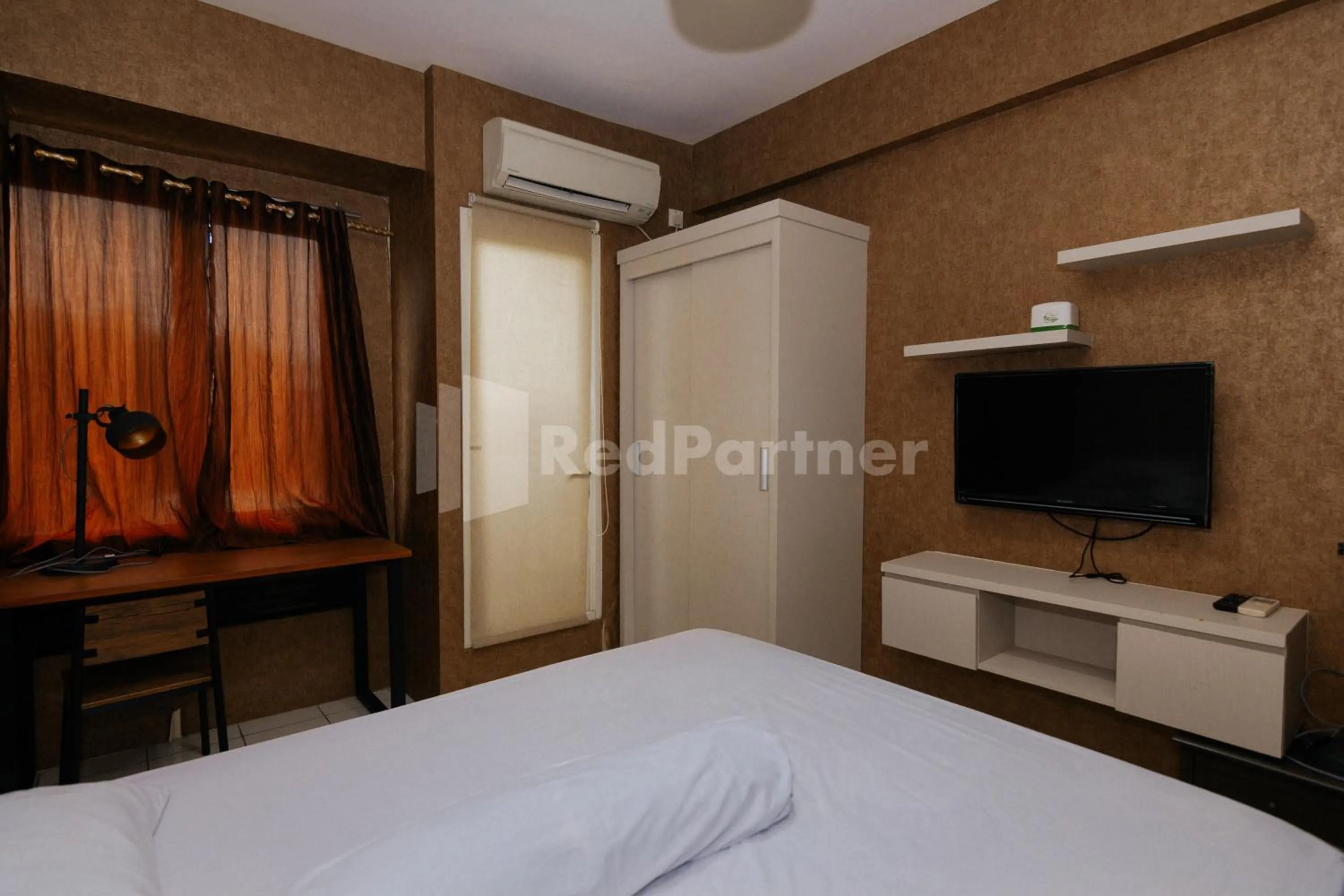 Bedroom, Bed in RedLiving Apartemen Podomoro Golf View - Queen Room Tower Dahoma