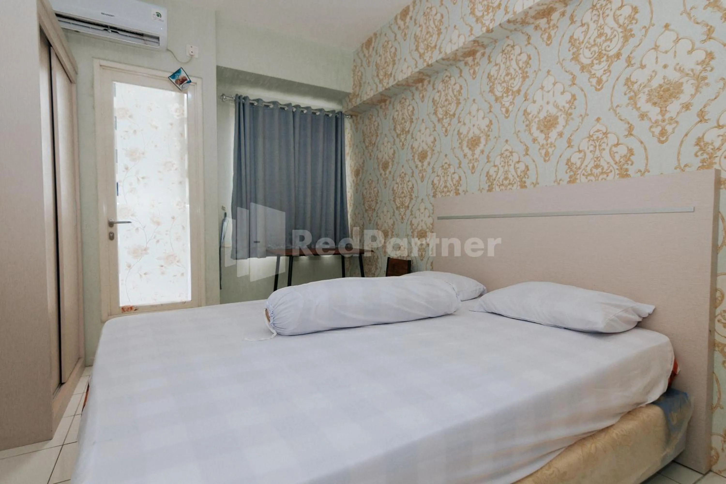 Bedroom, Bed in RedLiving Apartemen Podomoro Golf View - Queen Room Tower Dahoma