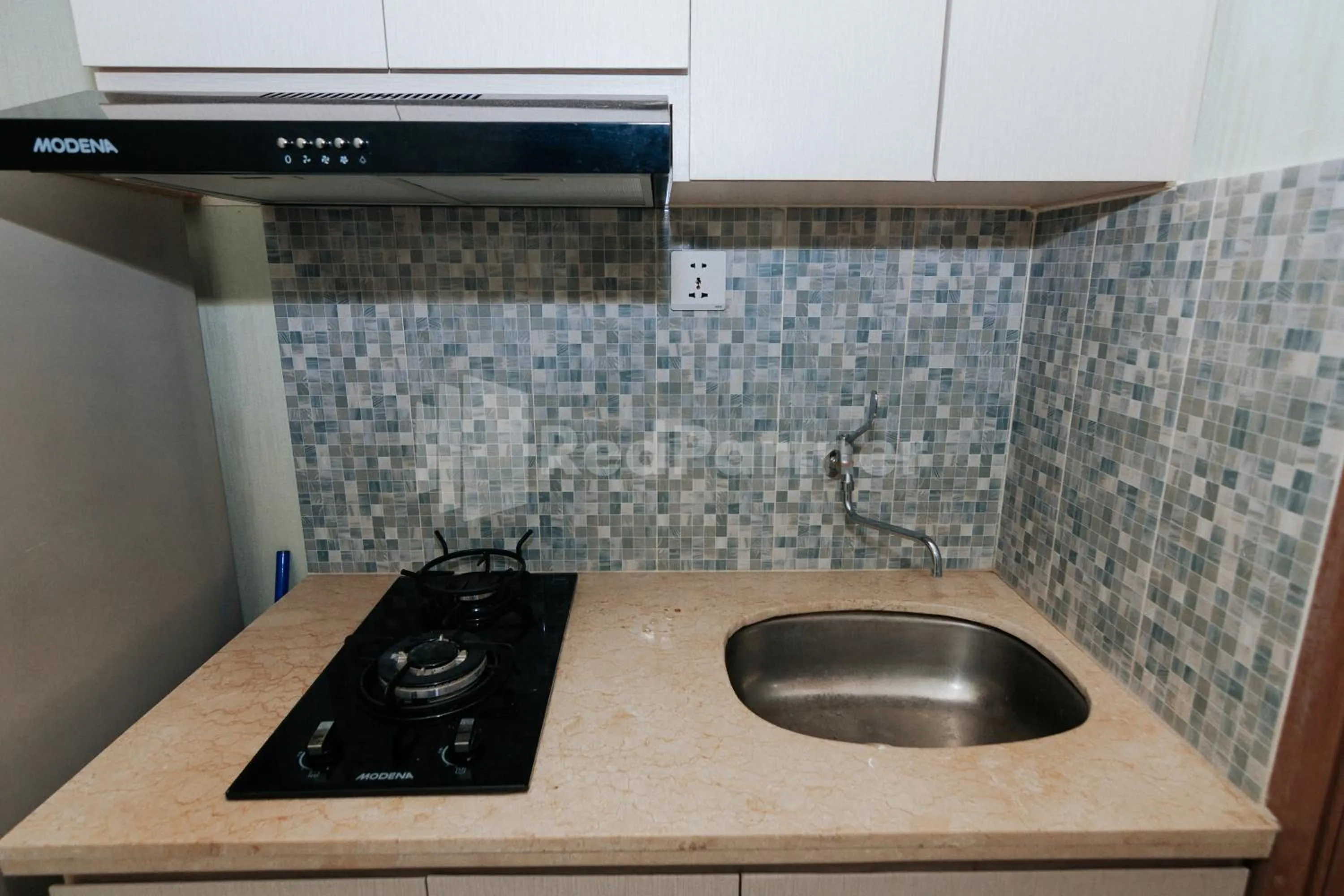 Kitchen or kitchenette in RedLiving Apartemen Podomoro Golf View - Queen Room Tower Dahoma