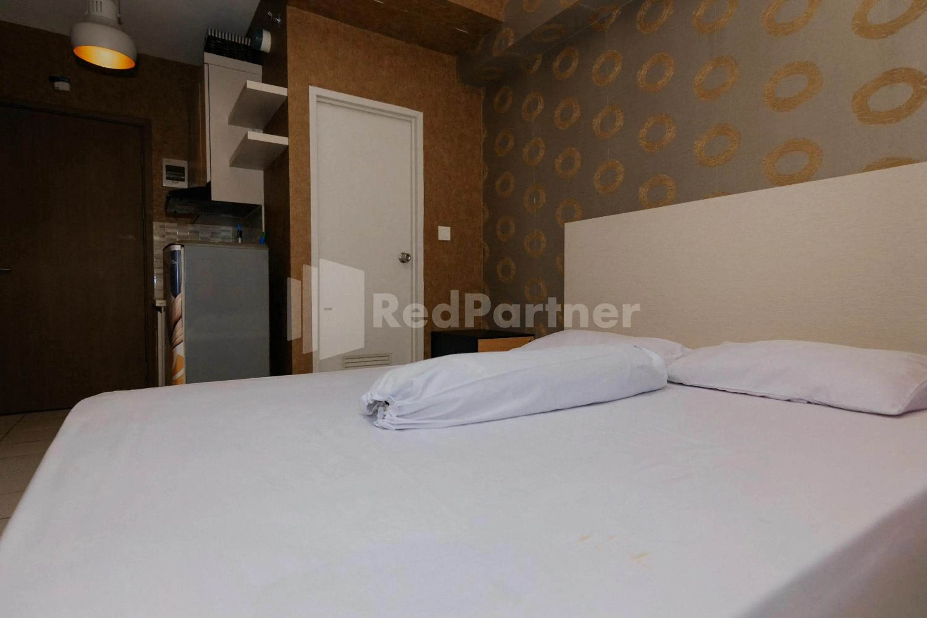 Bedroom, Bed in RedLiving Apartemen Podomoro Golf View - Queen Room Tower Dahoma