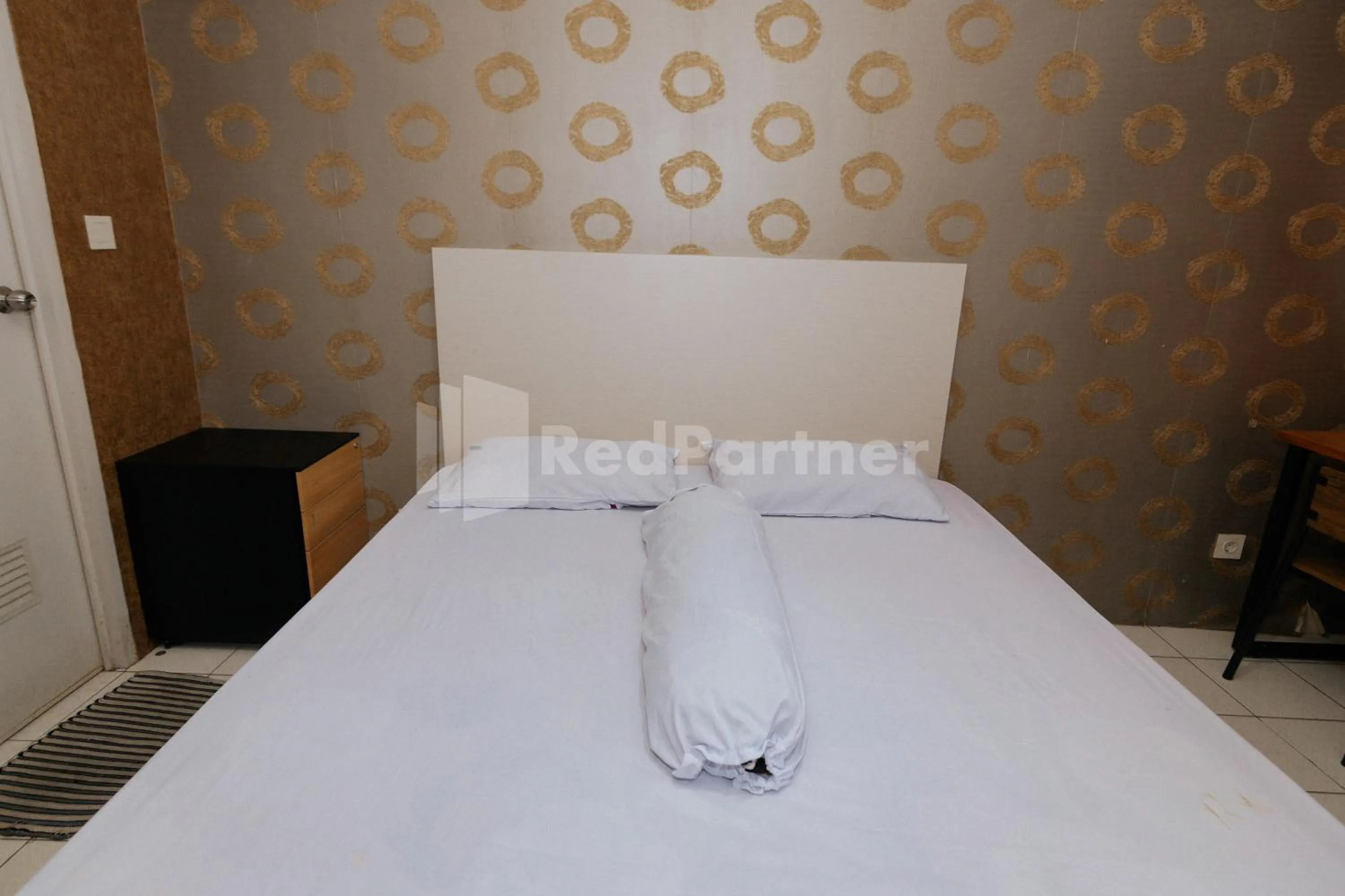 Bedroom, Bed in RedLiving Apartemen Podomoro Golf View - Queen Room Tower Dahoma