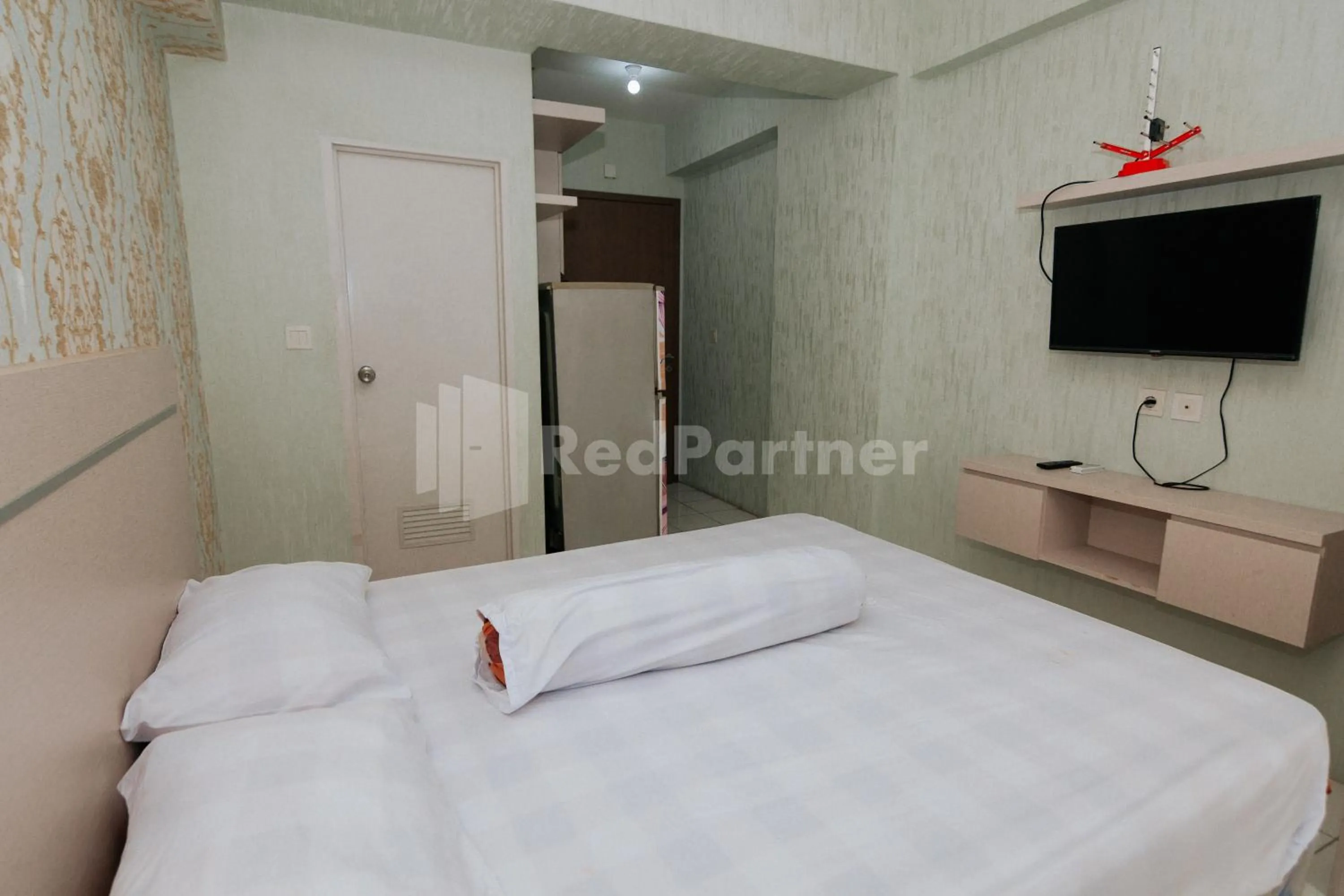 Bedroom, Bed in RedLiving Apartemen Podomoro Golf View - Queen Room Tower Dahoma