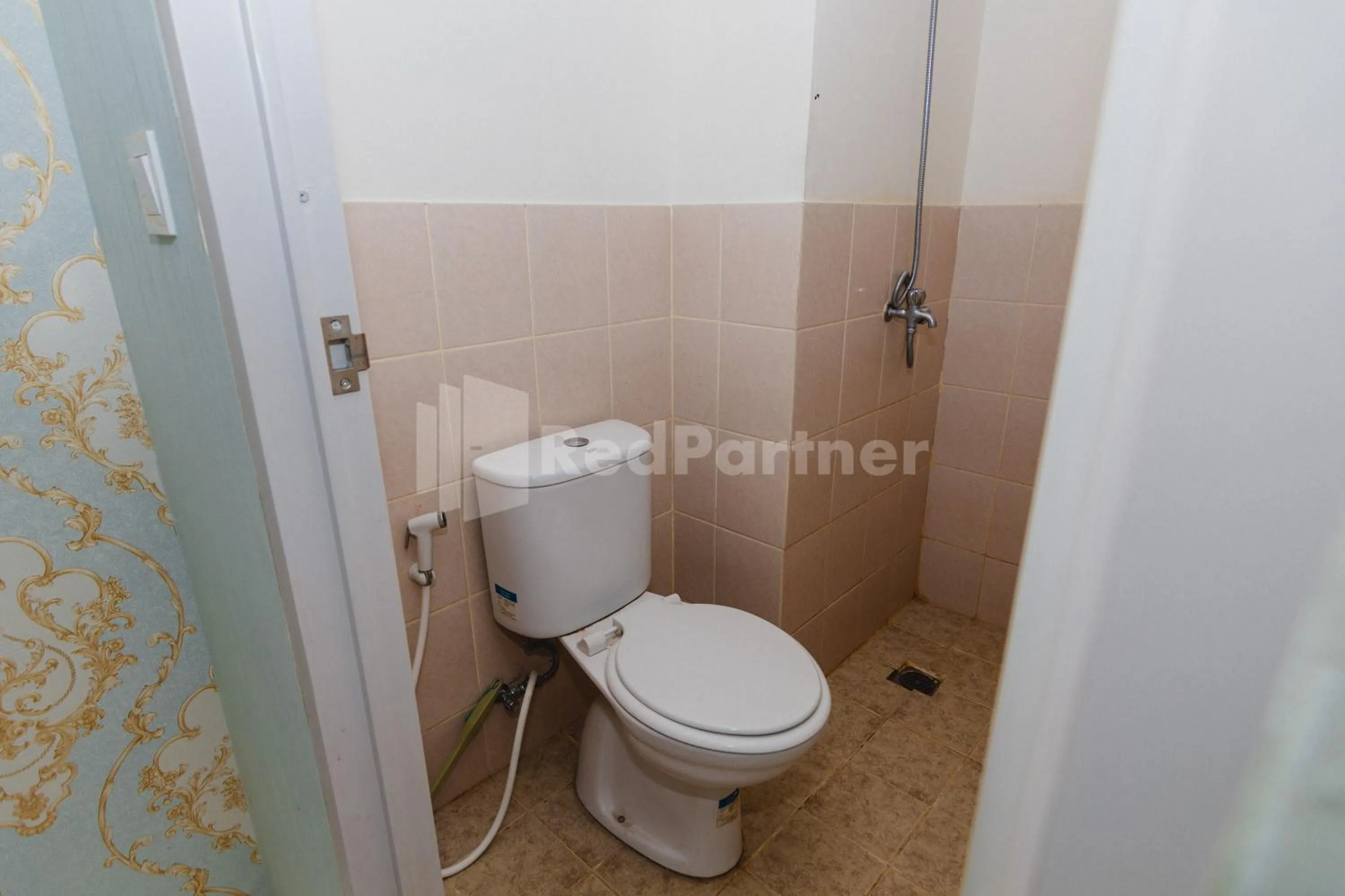Bathroom in RedLiving Apartemen Podomoro Golf View - Queen Room Tower Dahoma