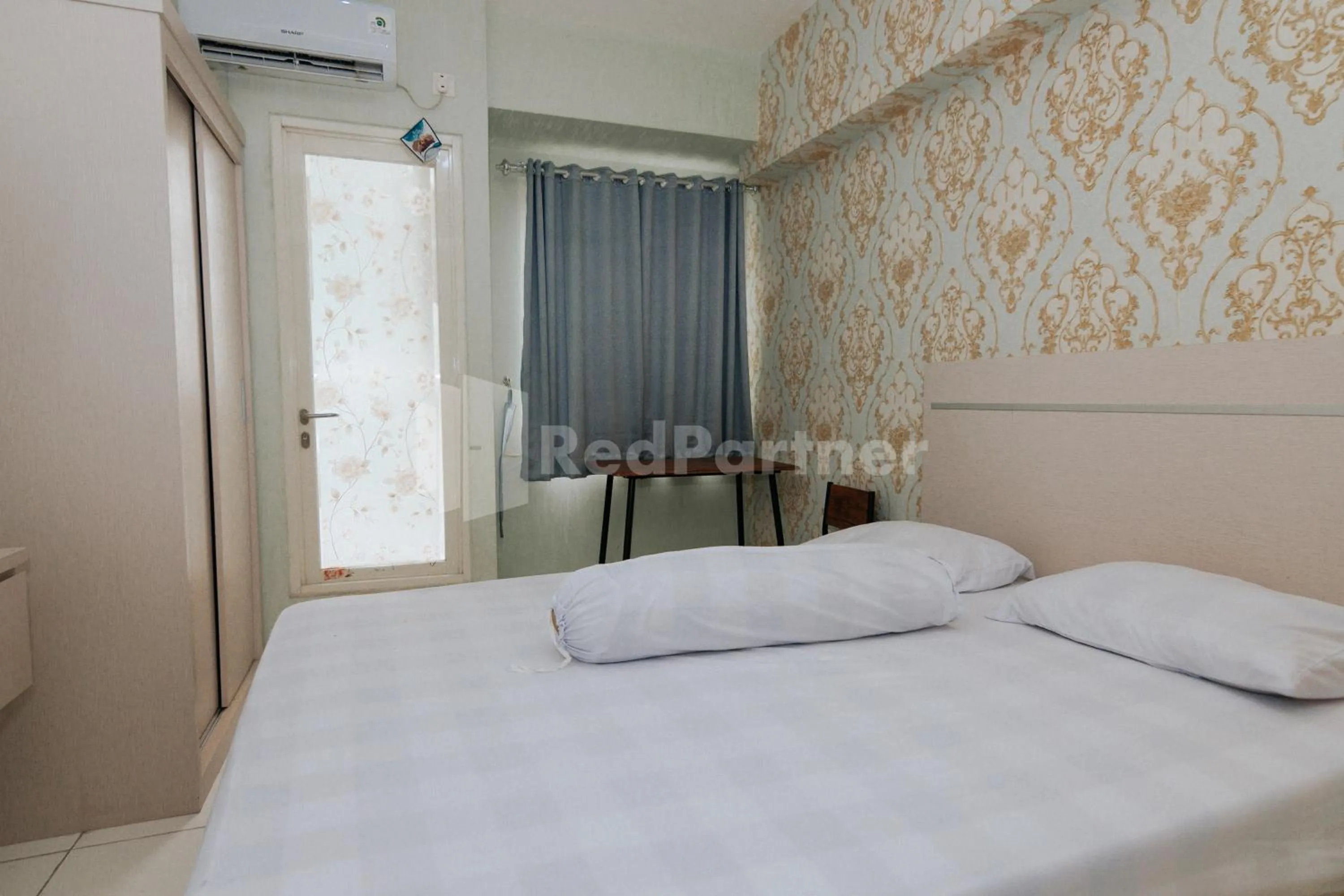 Bedroom, Bed in RedLiving Apartemen Podomoro Golf View - Queen Room Tower Dahoma
