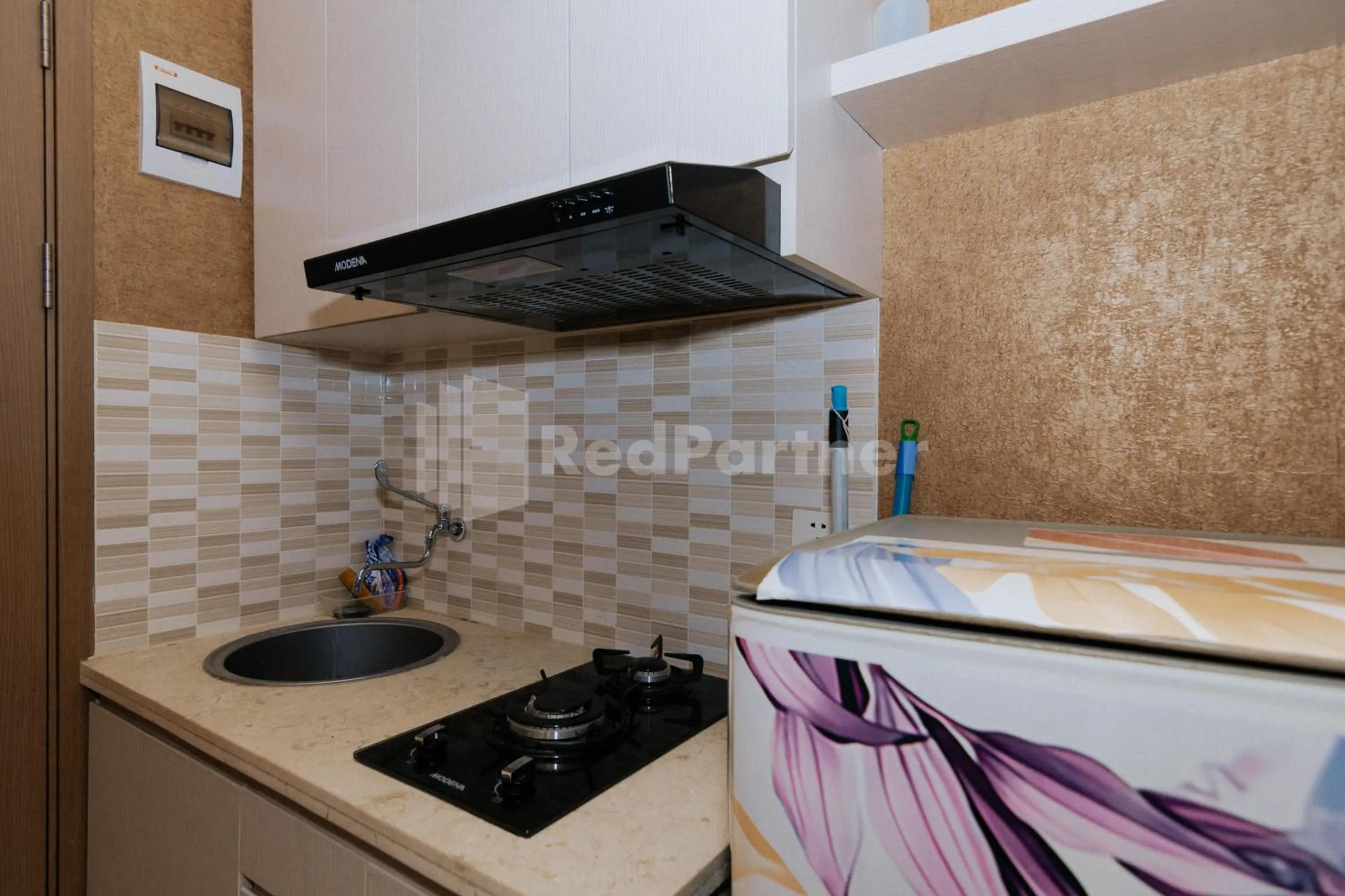 Kitchen or kitchenette in RedLiving Apartemen Podomoro Golf View - Queen Room Tower Dahoma