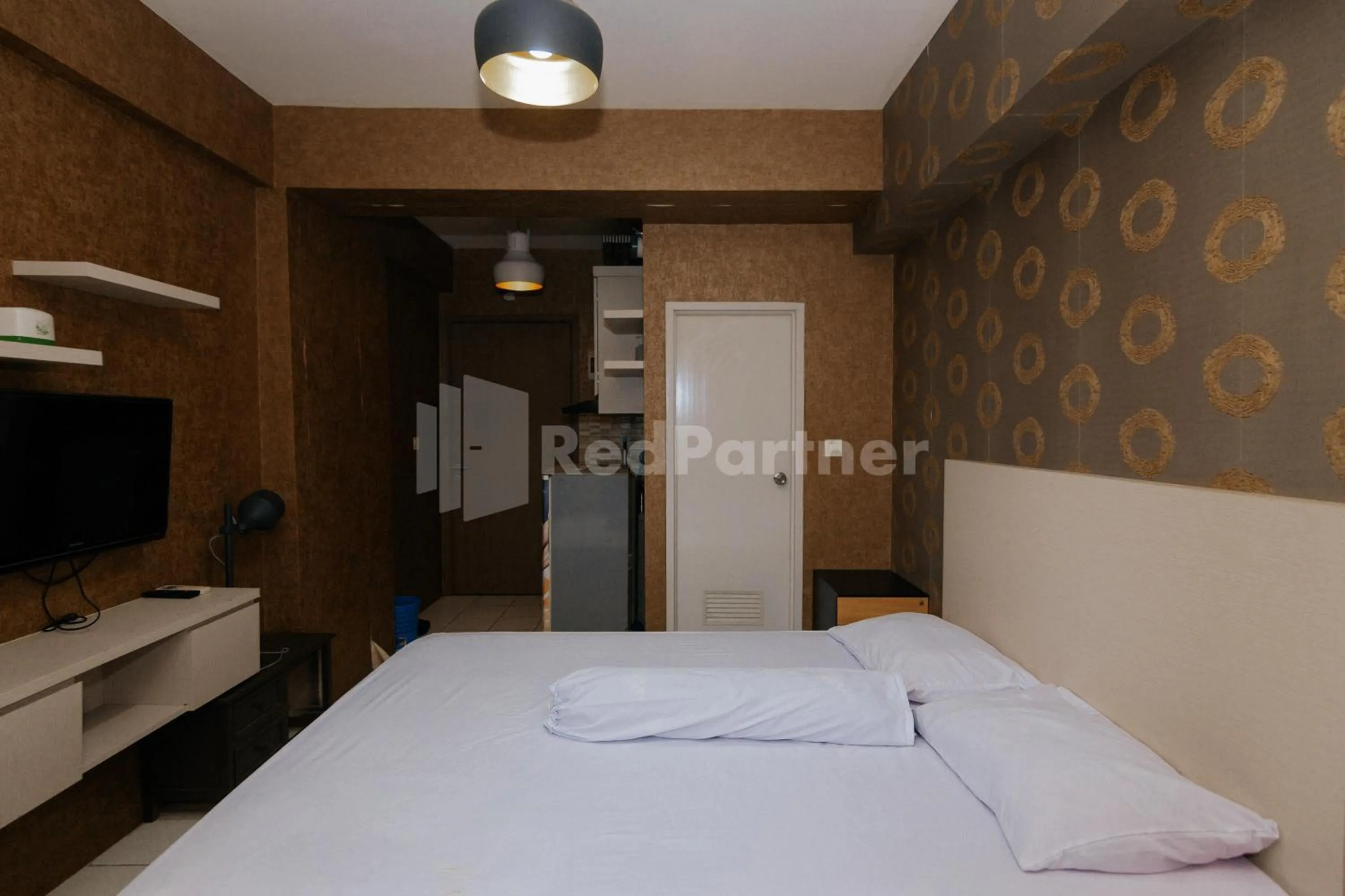 Bedroom, Bed in RedLiving Apartemen Podomoro Golf View - Queen Room Tower Dahoma
