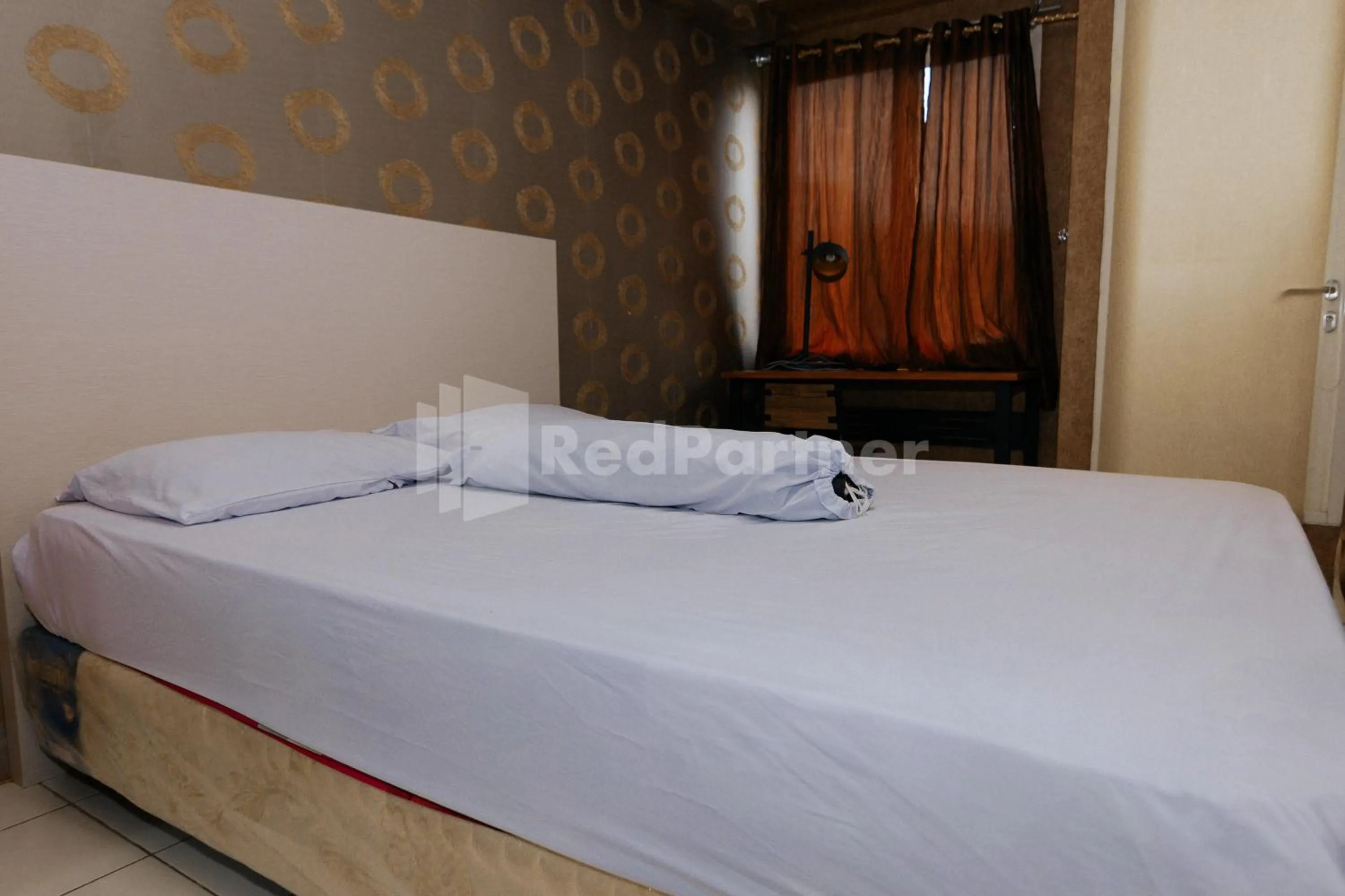 Bedroom, Bed in RedLiving Apartemen Podomoro Golf View - Queen Room Tower Dahoma