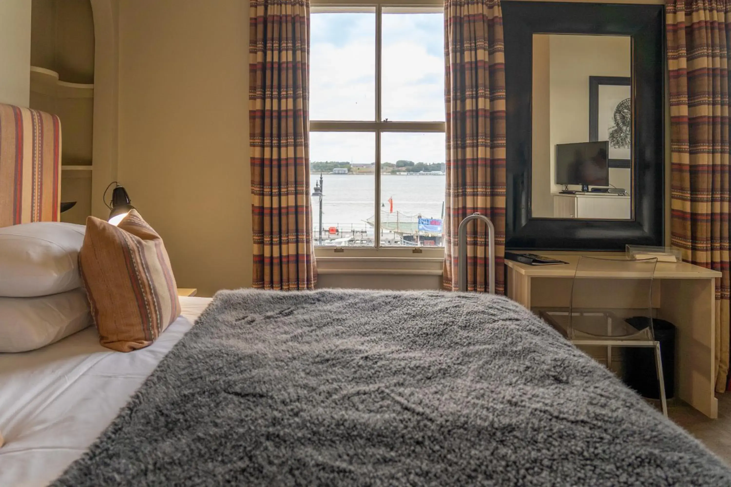 Deluxe Double Room with Sea View in The Pier Hotel Deluxe Double Room with Sea View in The Pier Hotel