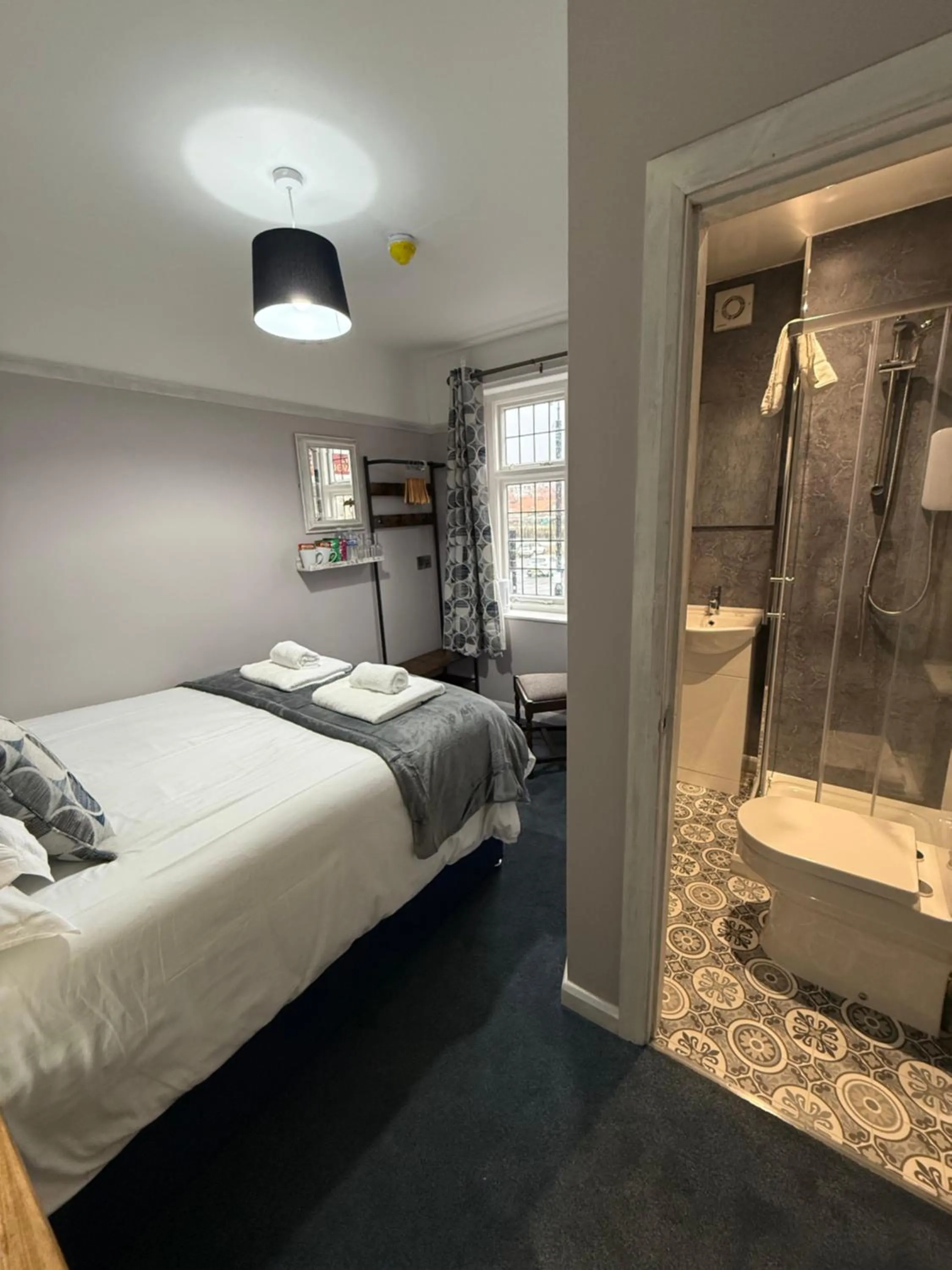 Shower, Bed in The Endeavour