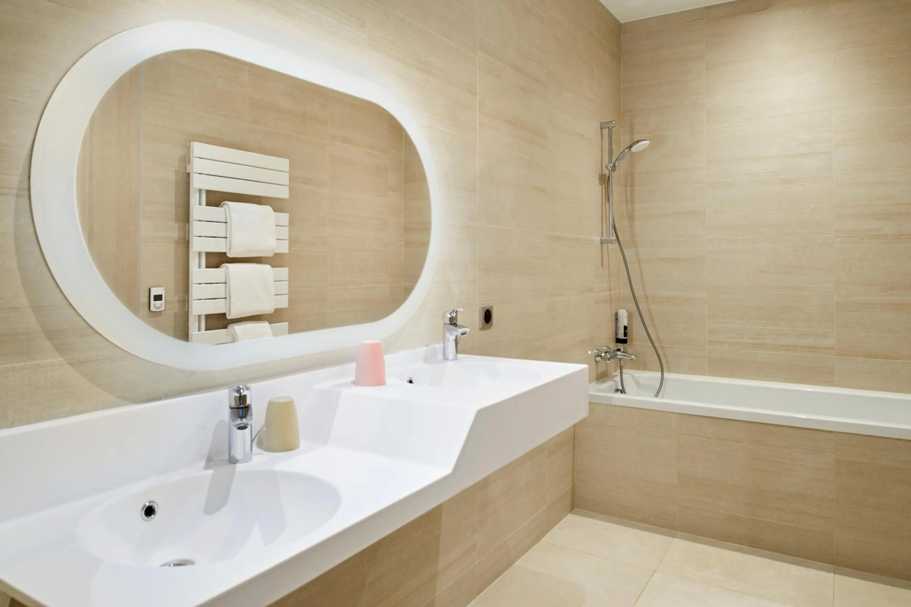 Shower in Les Maisons de Tatihou, The Originals Relais