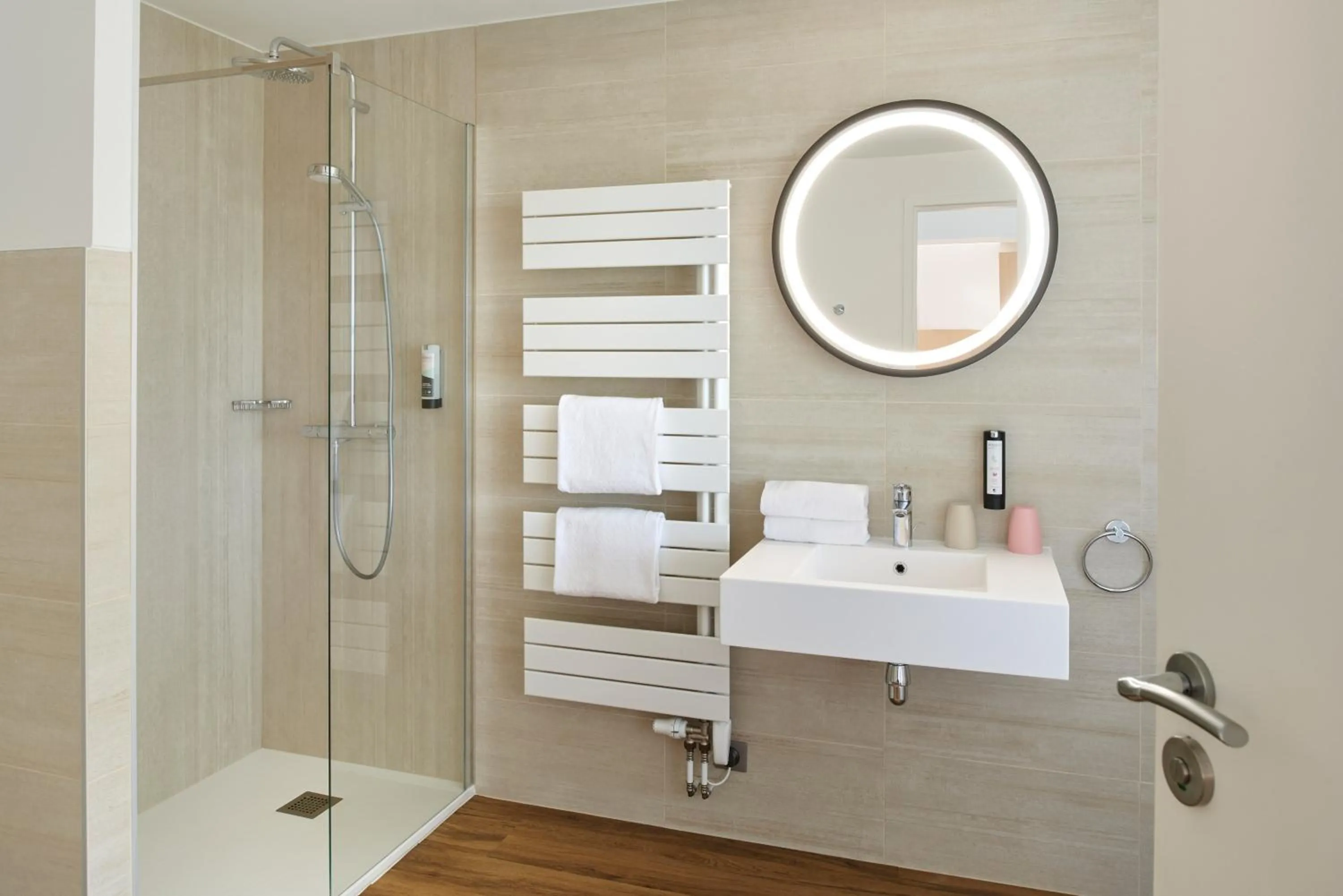 Shower in Les Maisons de Tatihou, The Originals Relais