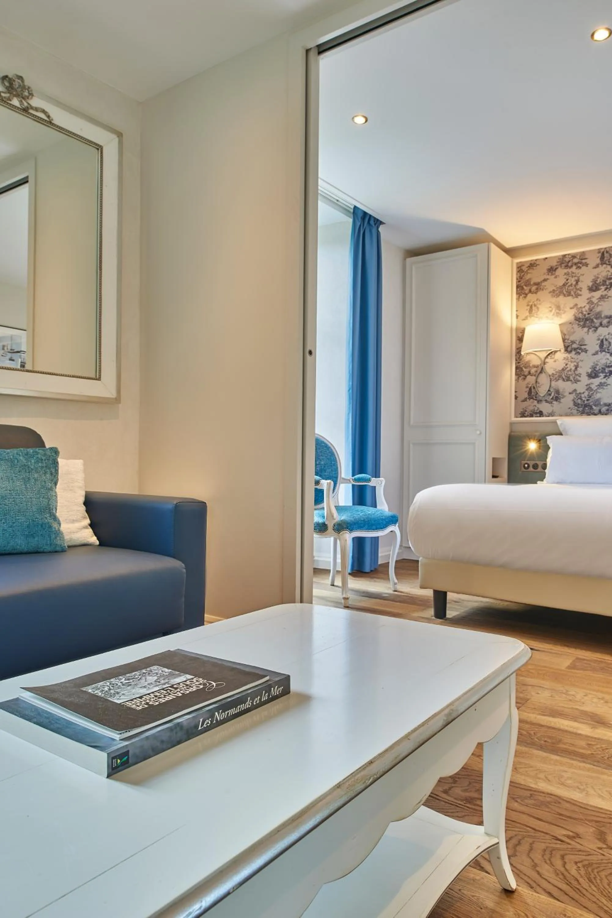 Seating area, Bed in Les Maisons de Tatihou, The Originals Relais