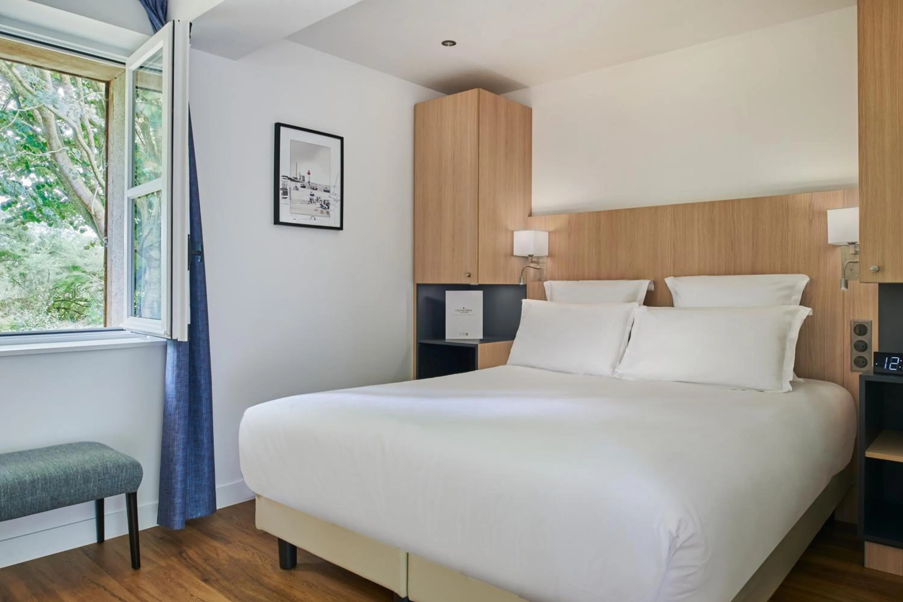 Bed in Les Maisons de Tatihou, The Originals Relais