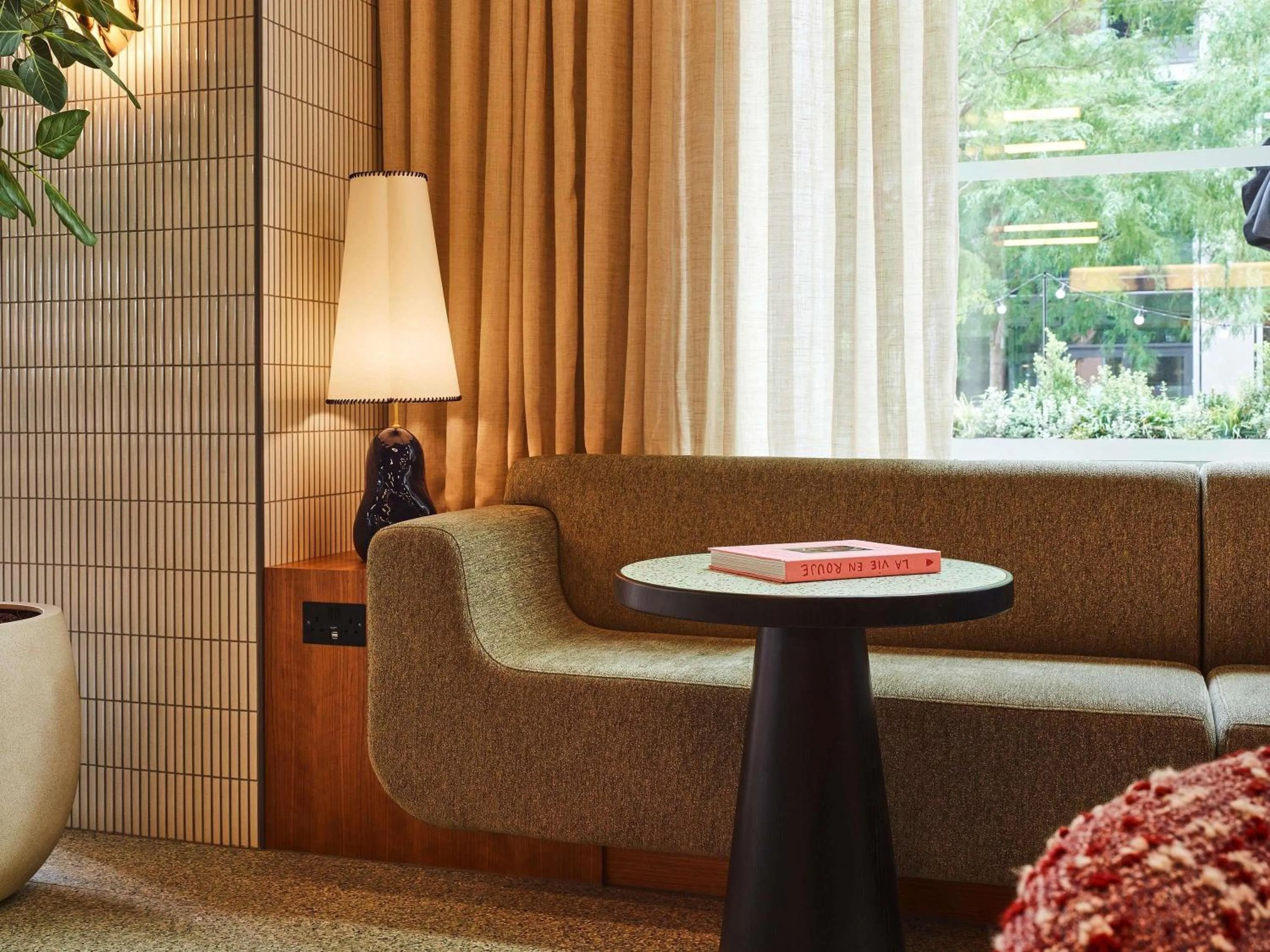 Lounge or bar in TRIBE London Canary Wharf