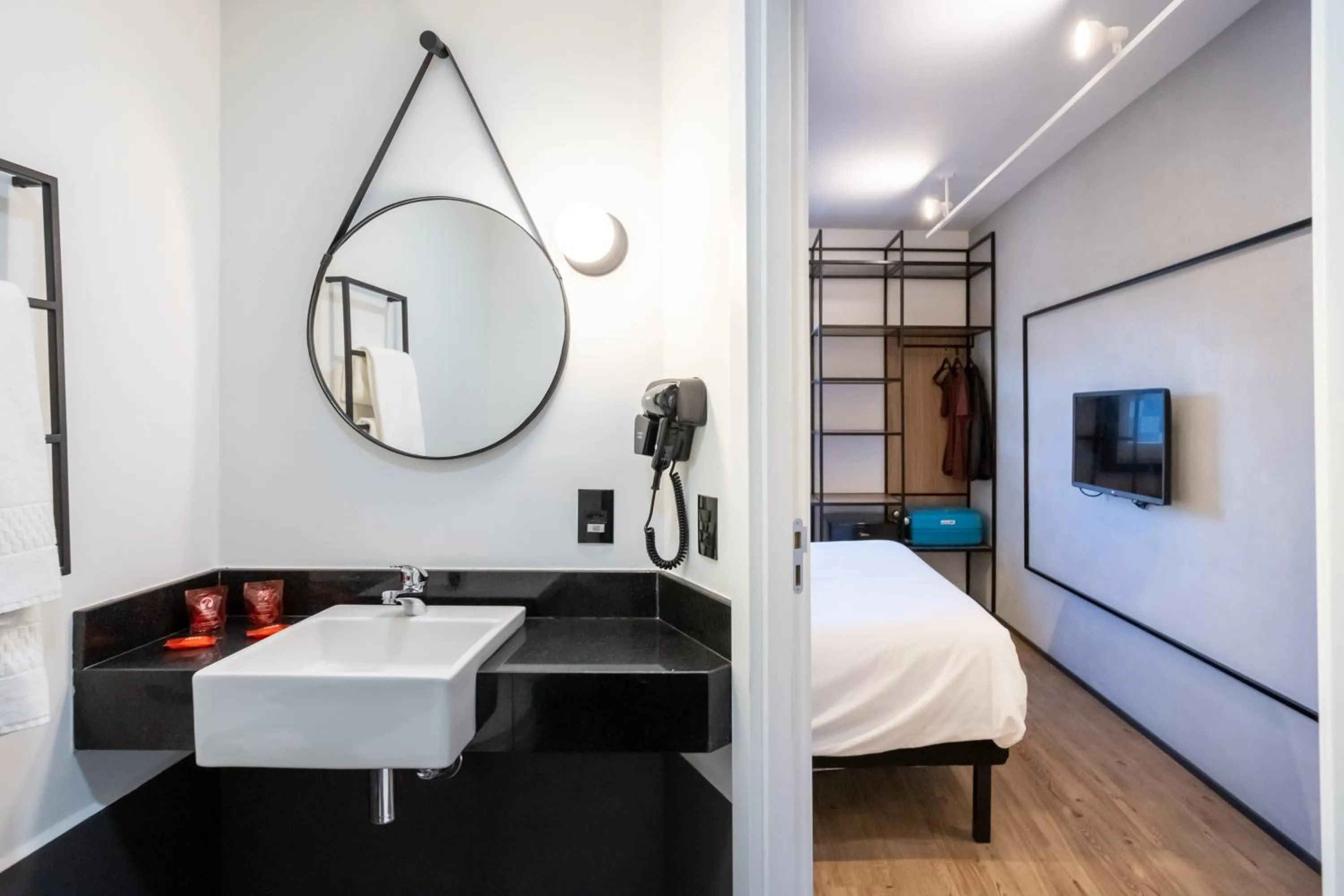 Bathroom, Bed in ibis Botucatu