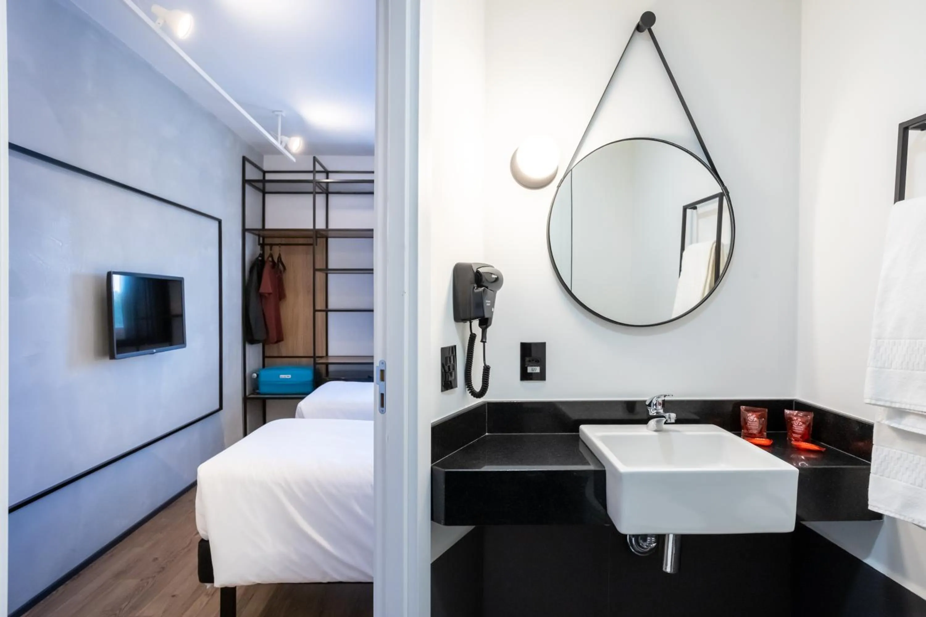 Bathroom, Bed in ibis Botucatu