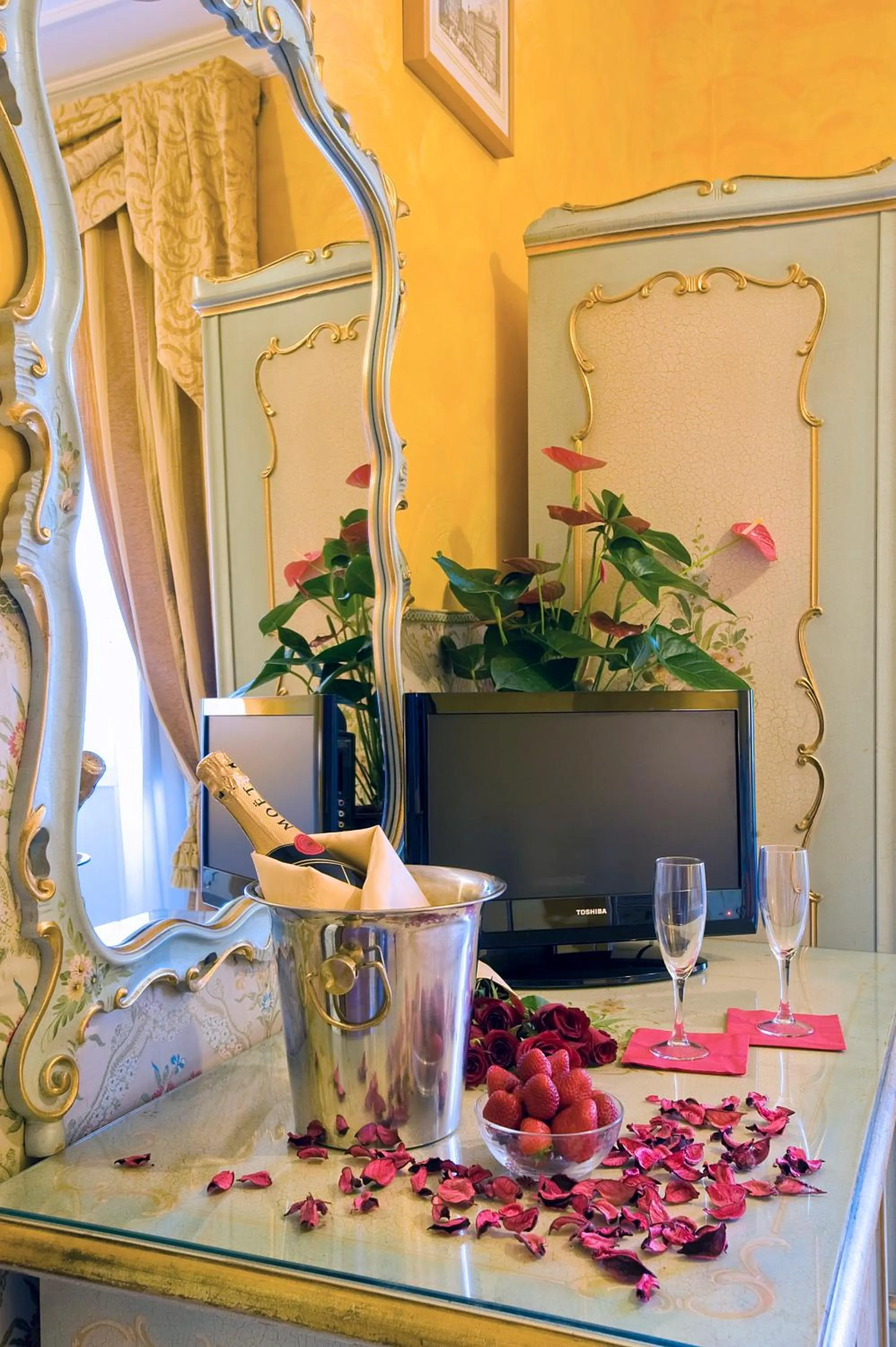 TV and multimedia in Hotel Villa San Lorenzo Maria